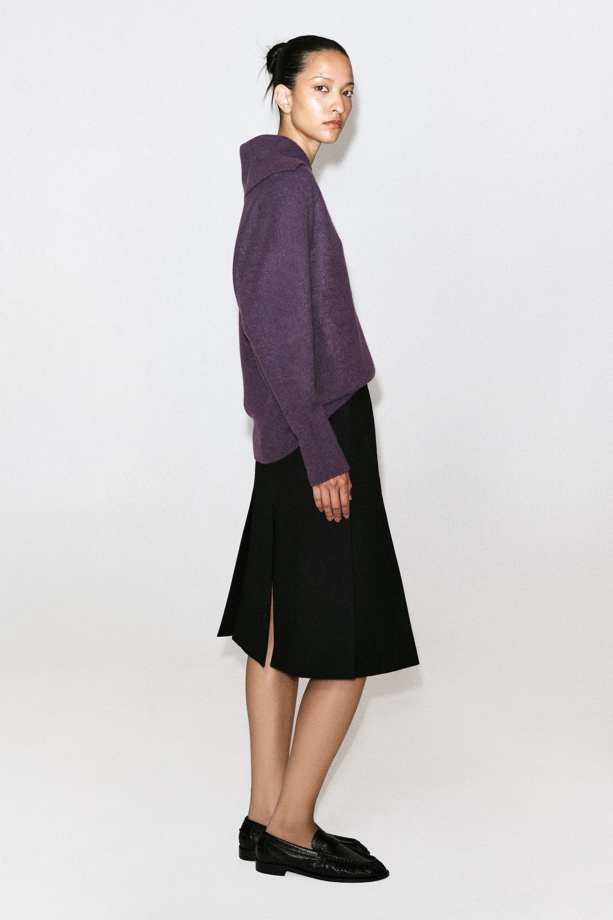 V-DETAIL PURE CASHMERE MOCK-NECK SWEATER — EGGPLANT