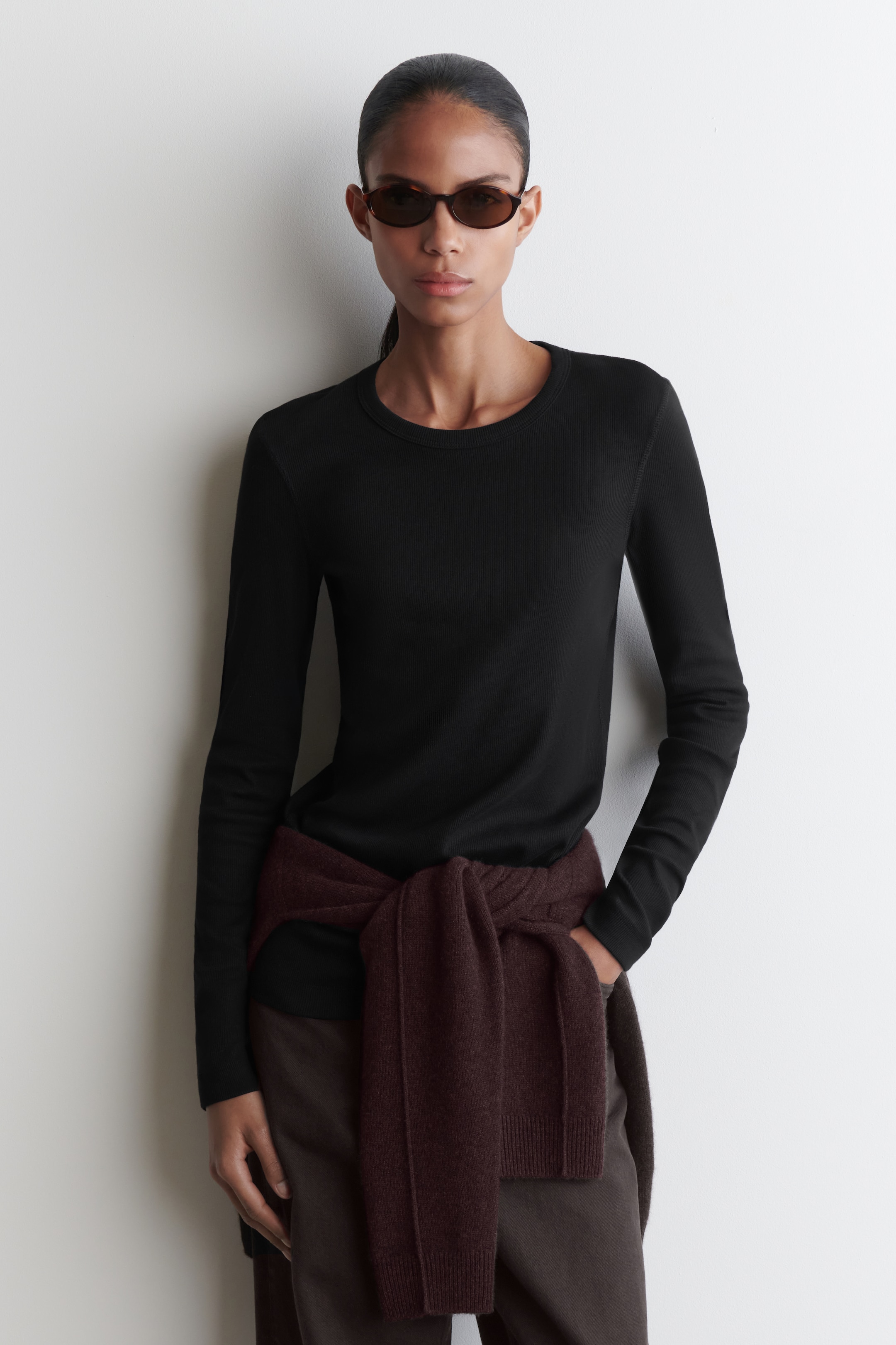 Zobrazit větší obrázek: RIBBED JERSEY LONG-SLEEVED TOP - ČERNÁ - ŽENY | H&M CZ 1