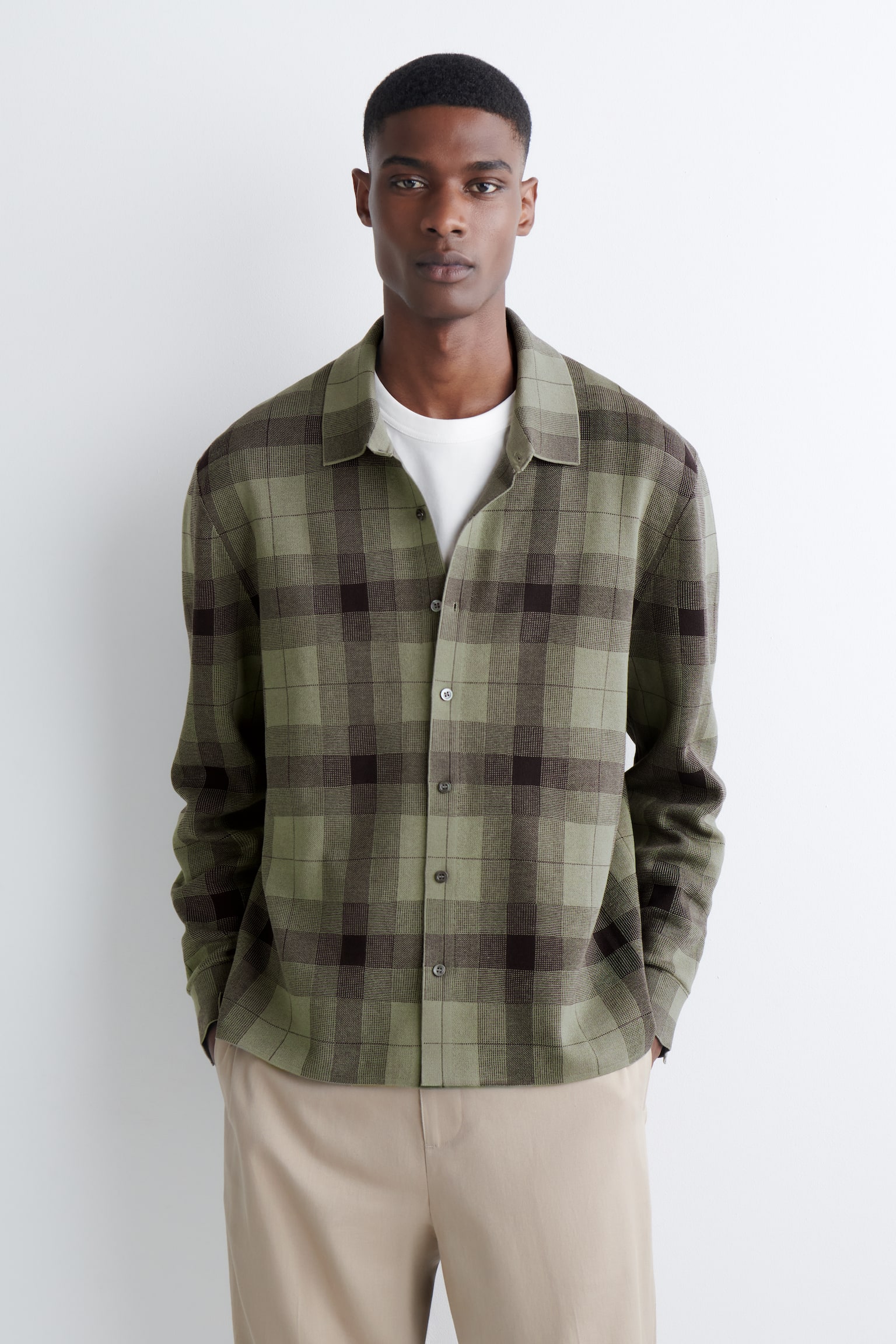 LEDIG SKJORTA I BOMULLSJERSEY - KHAKI / RUTIG/MARINBLÅ / RUTIG - 1