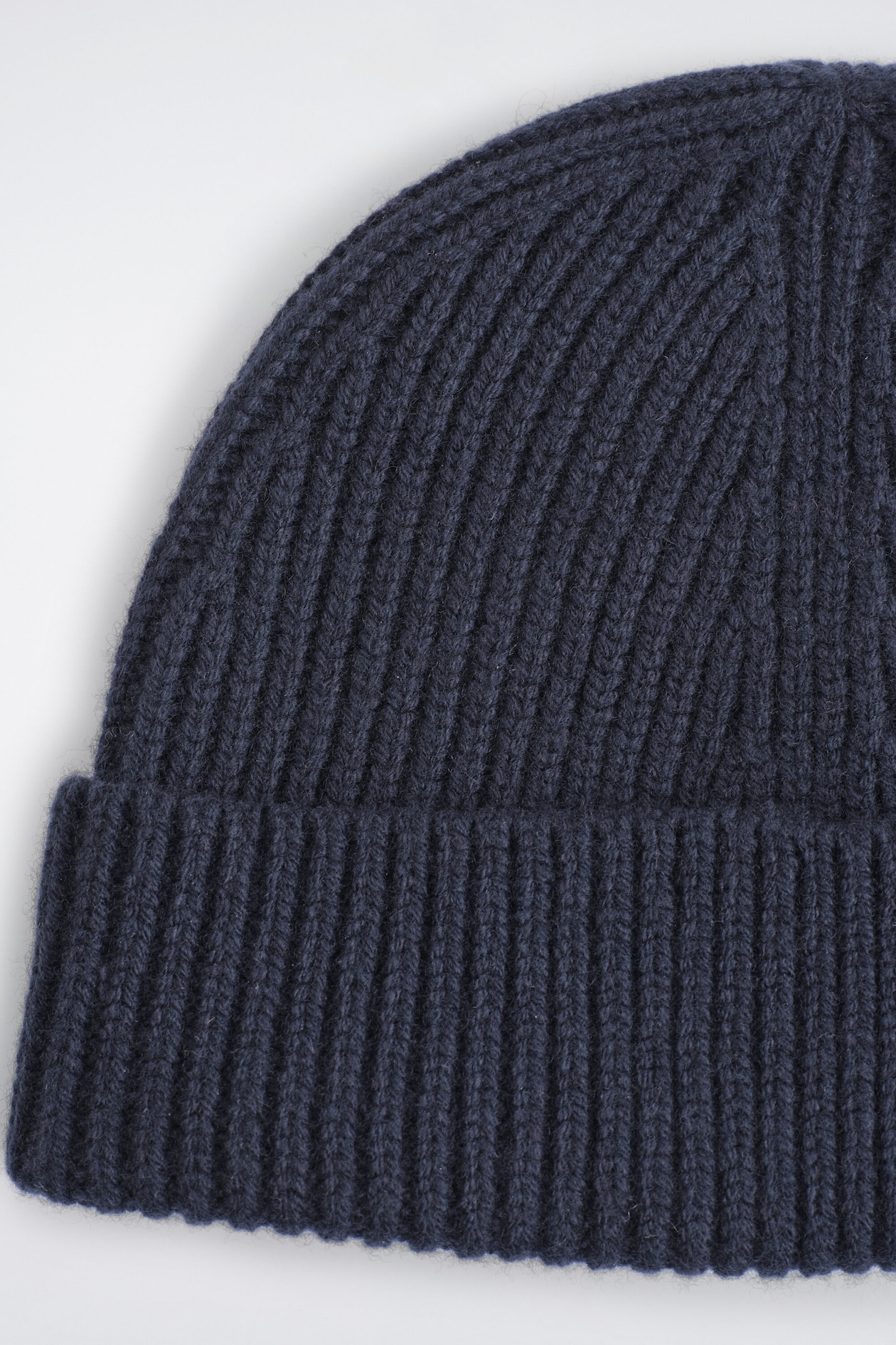 CHUNKY RIBBED WOOL BEANIE — NAVY