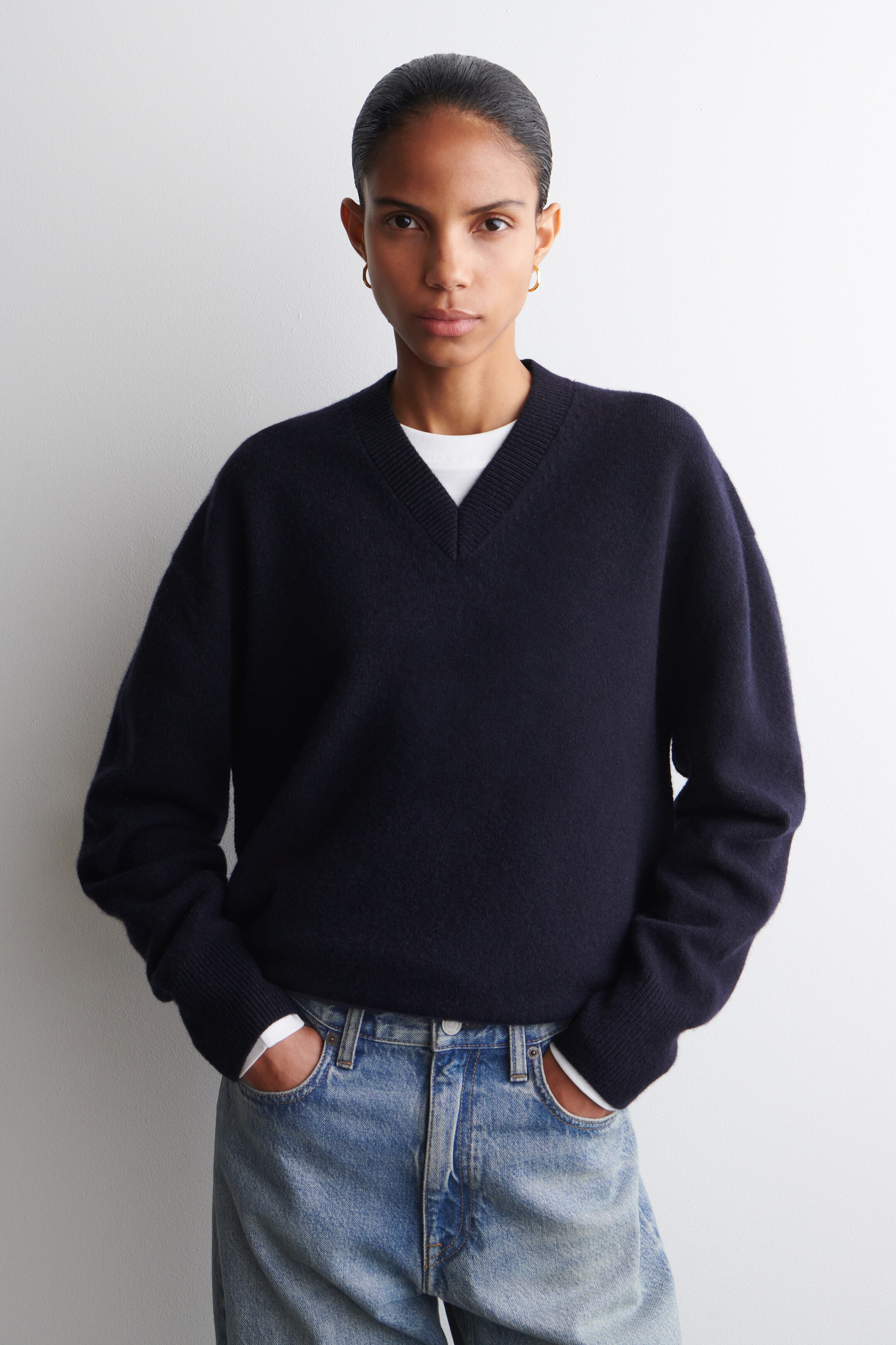Ingrandisci l'immagine: ROUNDED WOOL V-NECK JUMPER - NAVY - DONNA | H&M CH 1