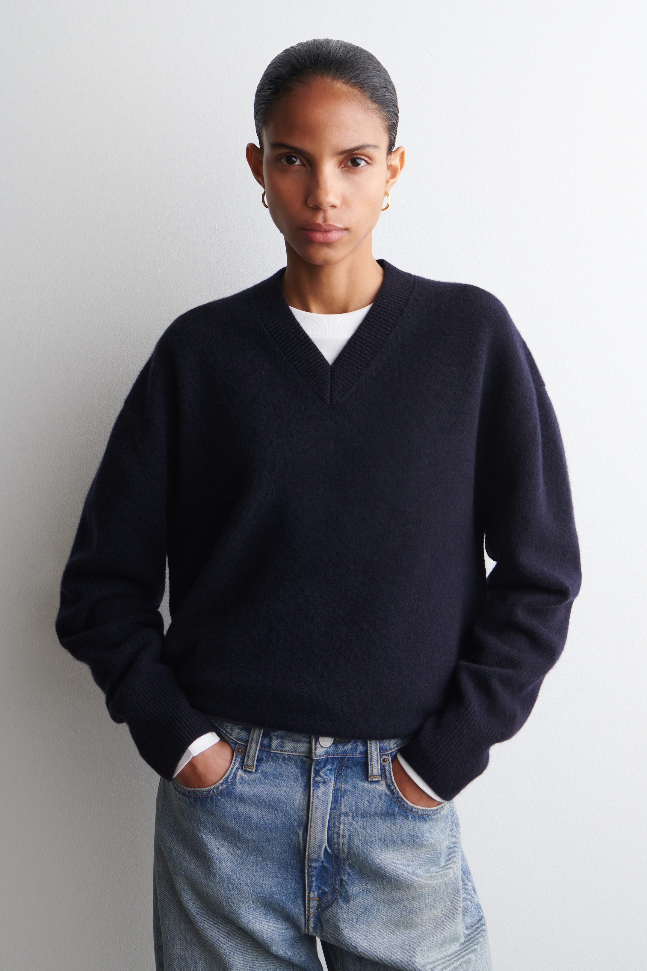 ROUNDED WOOL V-NECK SWEATER