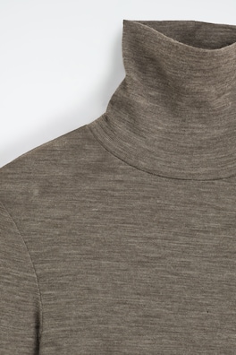 MERINO WOOL TURTLENECK TOP — DARK BEIGE 7