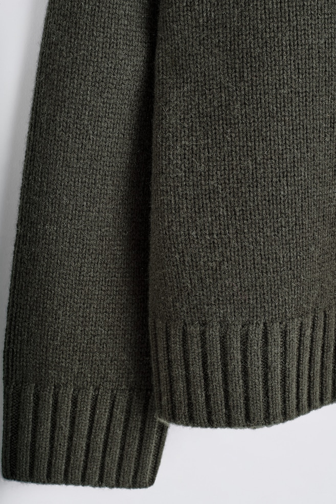 CHUNKY CASHMERE MOCK-NECK SWEATER — DARK GREEN