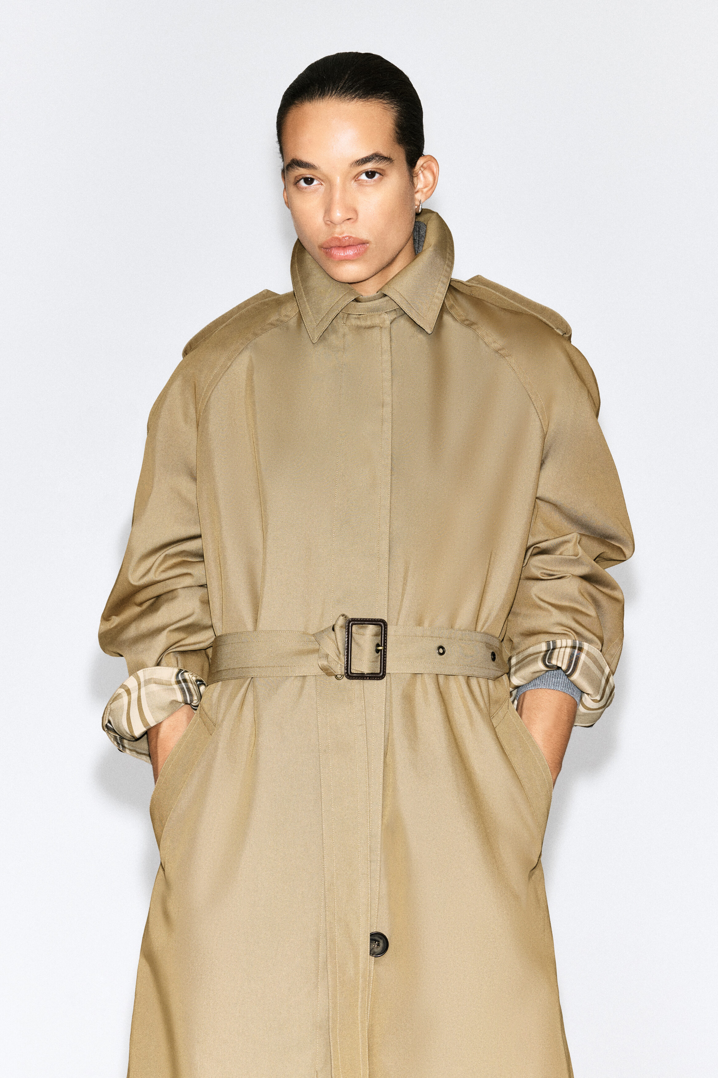CHECK-DETAIL BELTED COTTON TRENCH COAT - thumbnail 2