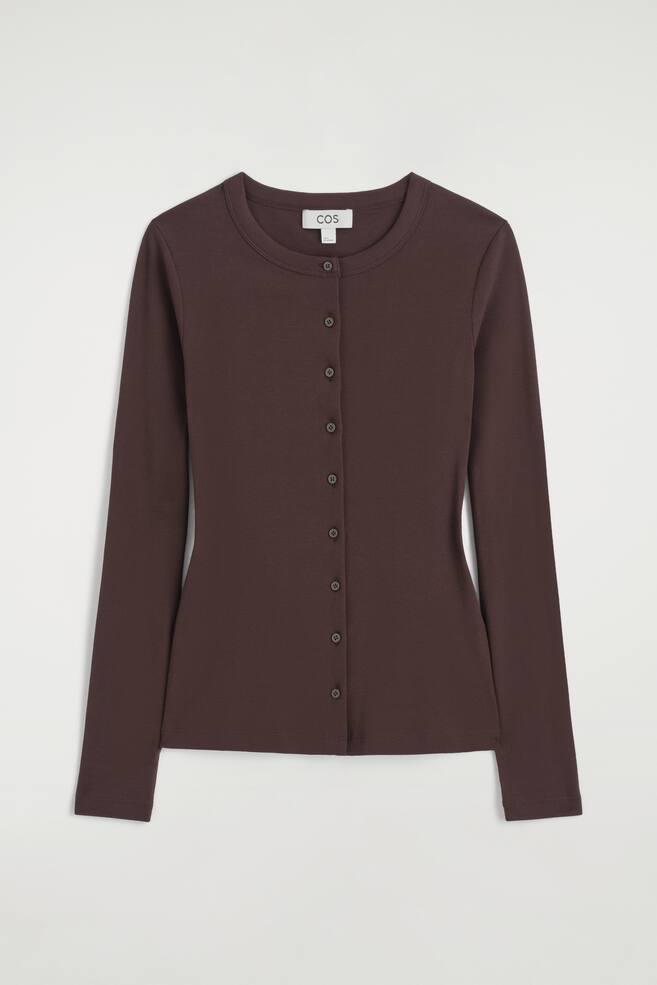 Ein dunkelbrauner Jersey-Cardigan-Top ist von vorne zu sehen und zeigt eine schmale Passform mit Rundhalsausschnitt und langen Ãrmeln. Das Oberteil verfÃ¼gt Ã¼ber einen zentralen Knopfverschluss mit kleinen, farblich abgestimmten KnÃ¶pfen. - 1