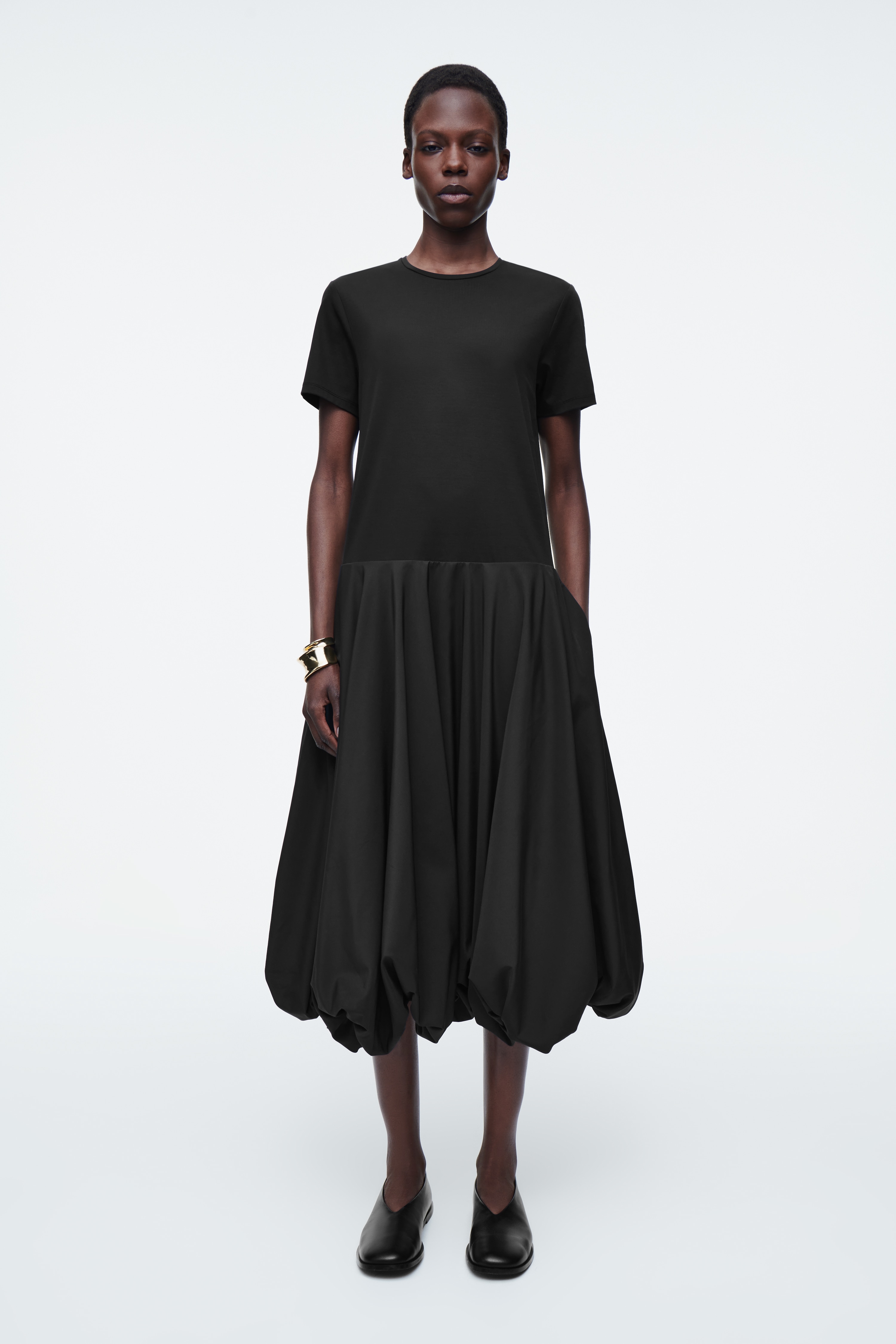 T-SHIRT-KLEID MIT BALLONSAUM - SCHWARZ