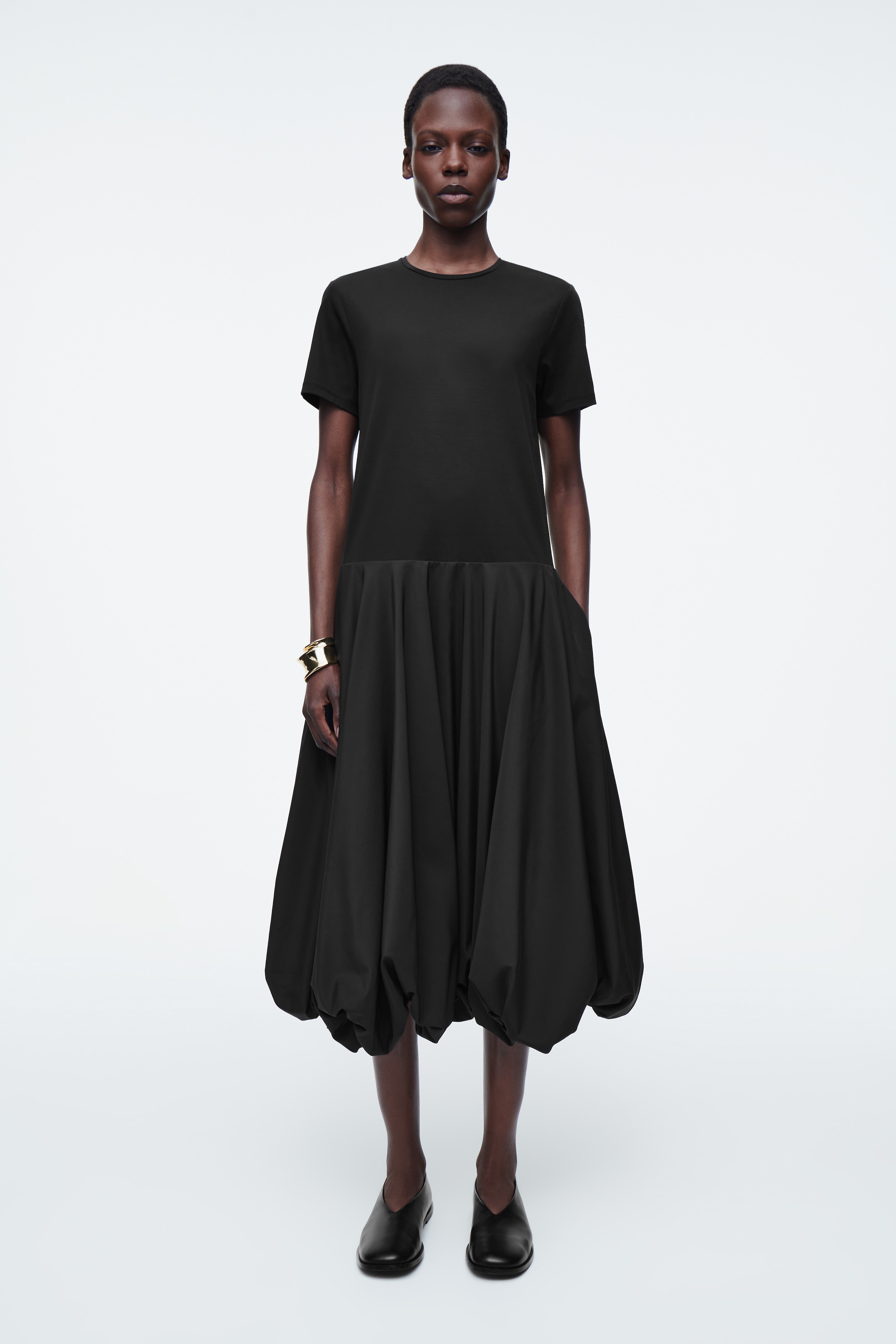 Visualizza immagine più grande: ABITO T-SHIRT CON ORLO A PALLONCINO - NERO - DONNA | H&M IT 1