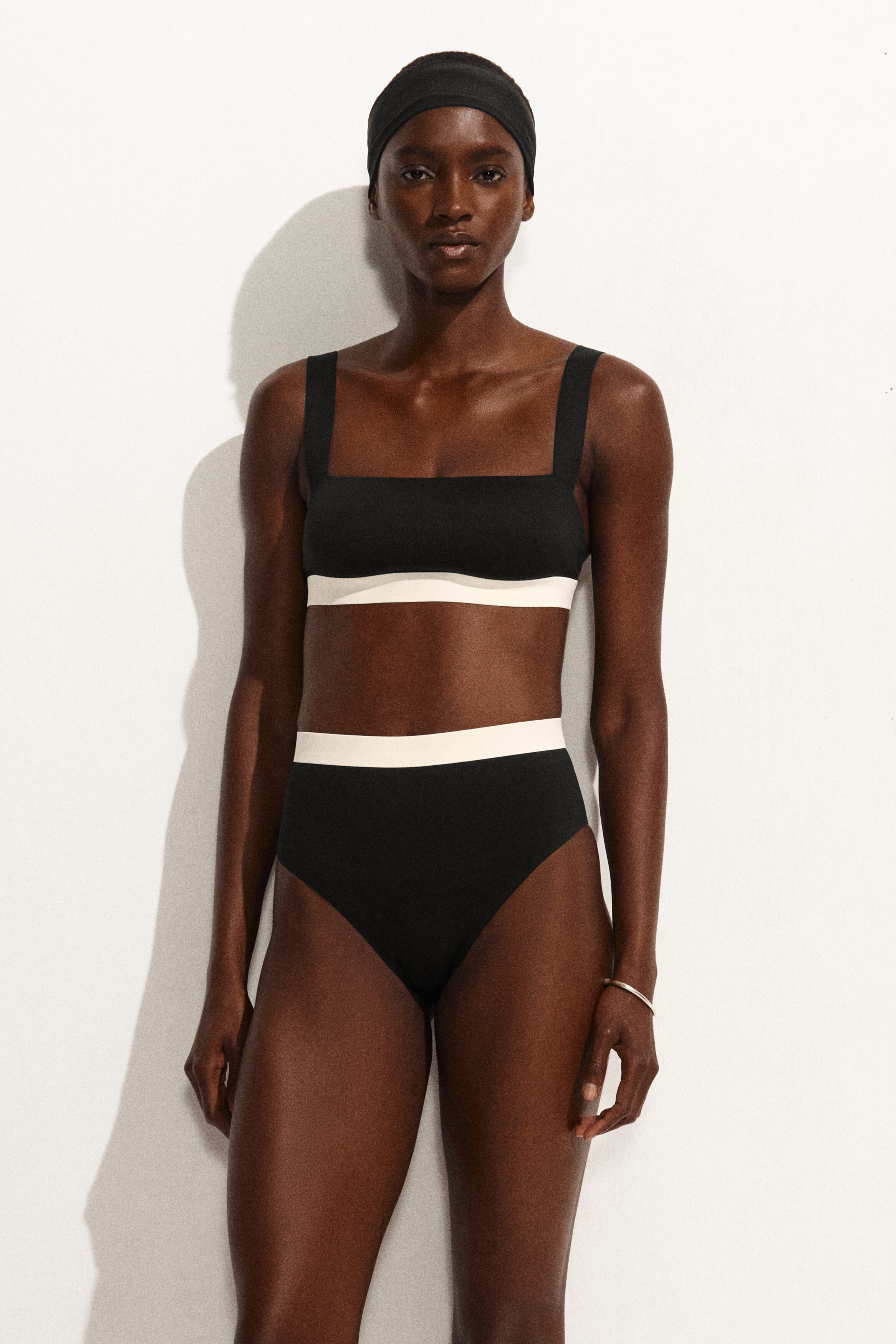 COLOR-BLOCK SCUBA BIKINI TOP - BLACK / CREAM | COS US