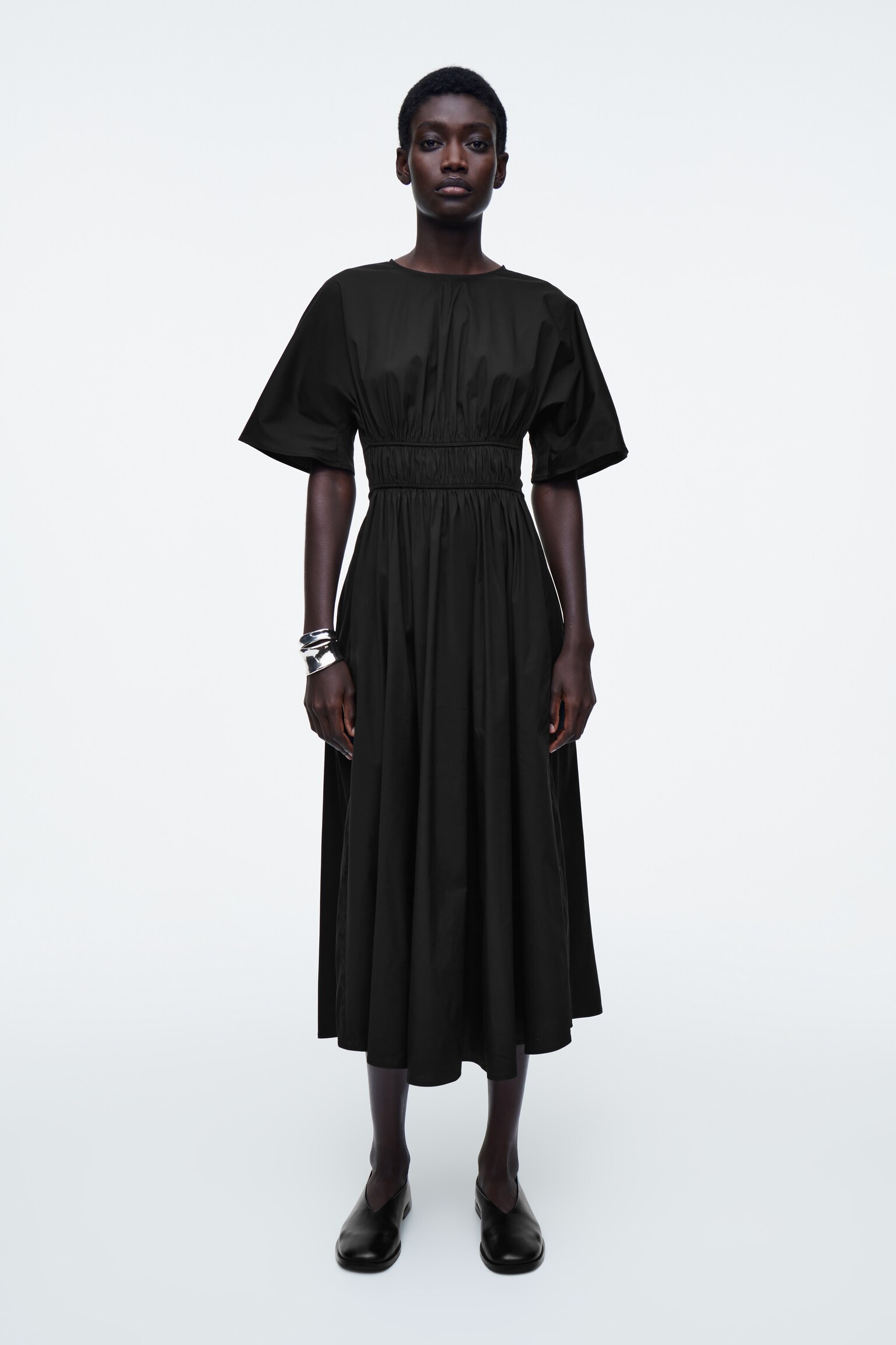 VESTIDO MIDI FRUNCIDO CON ESPALDA DESCUBIERTA - NEGRO/PISTACHO - 1