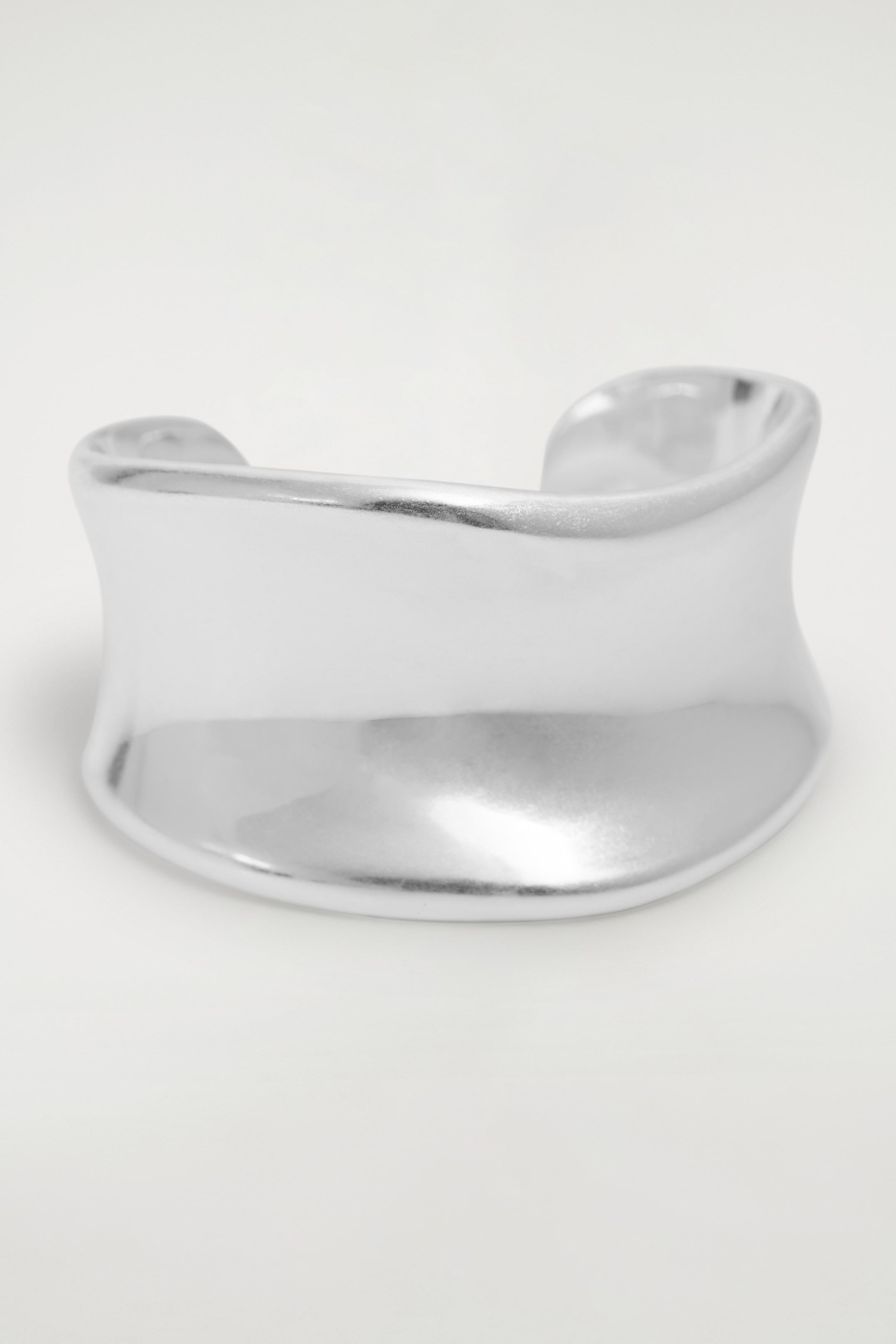Grösseres Bild ansehen: SKULPTURALE GEBÜRSTETE ARMSPANGE - SILBER - DAMEN | H&M CH 2