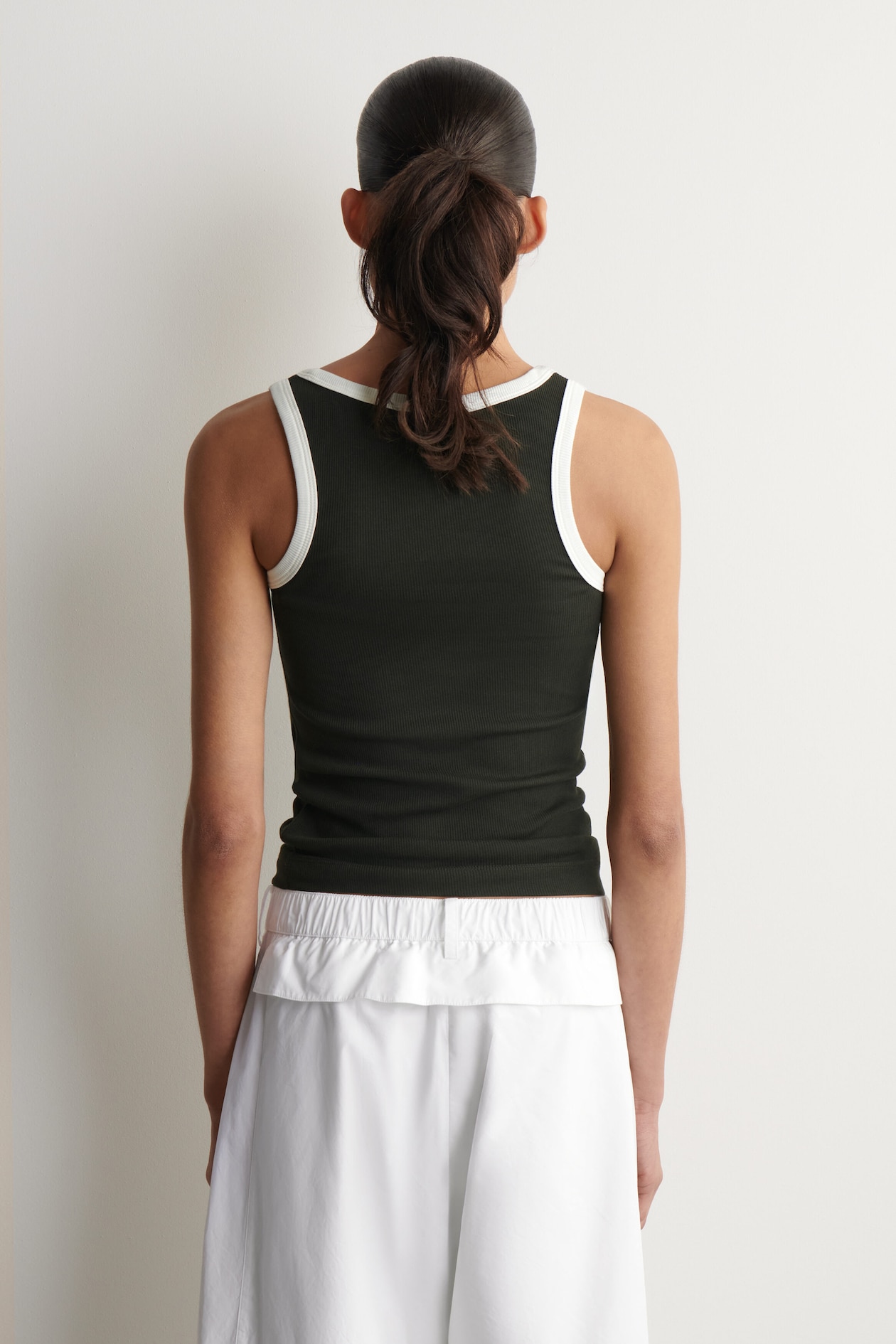 RIBBED COTTON TANK TOP — KHAKI / WHITE