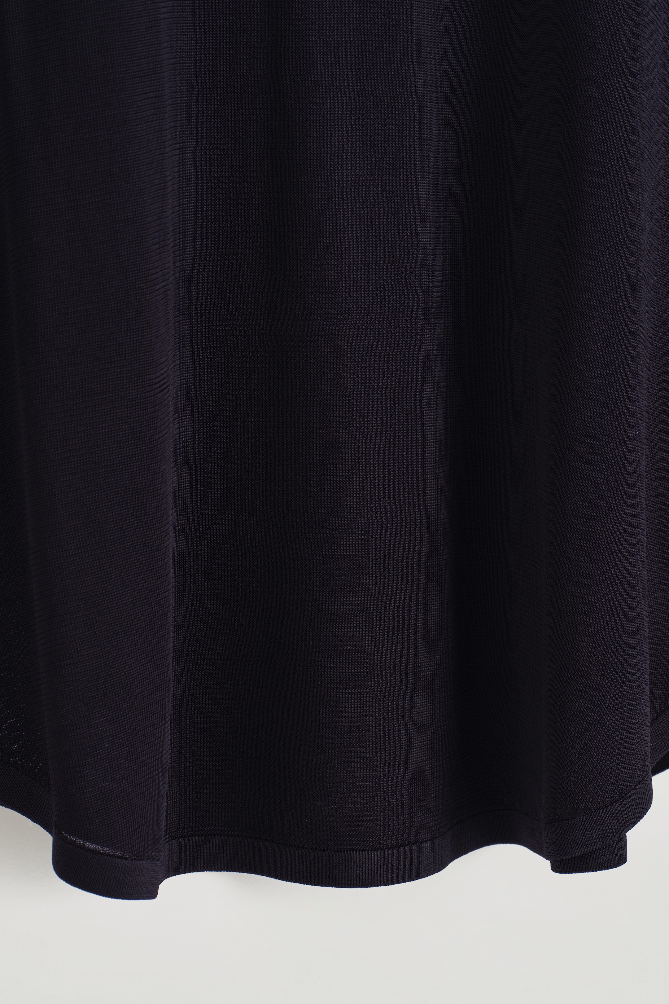 Grösseres Bild ansehen: RUND GESCHNITTENES GESTRICKTES T-SHIRT - NAVYBLAU - DAMEN | H&M CH 7