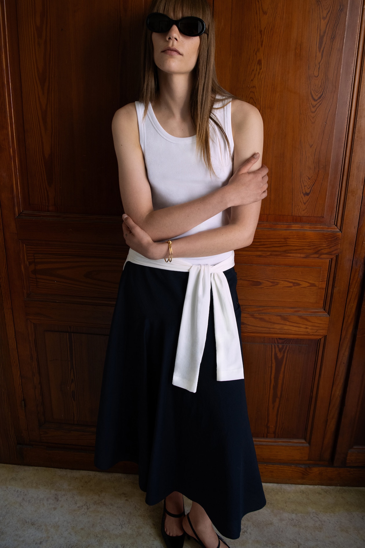 BUTTON-DETAIL FLUID MIDI SKIRT — NAVY