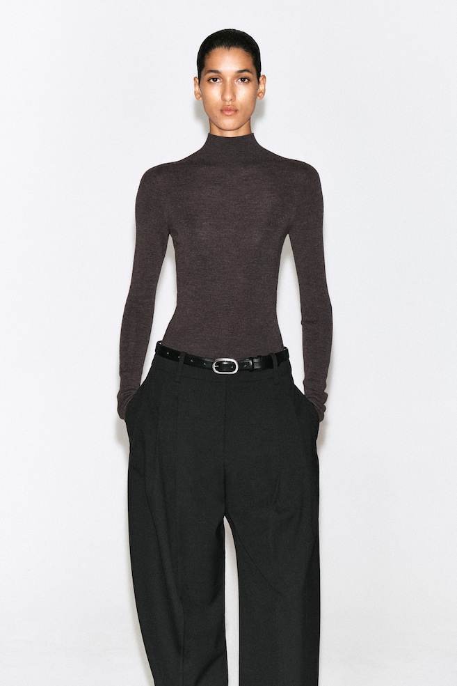 SEAMLESS MERINO WOOL MOCK-NECK BODYSUIT — BROWN MÉLANGE