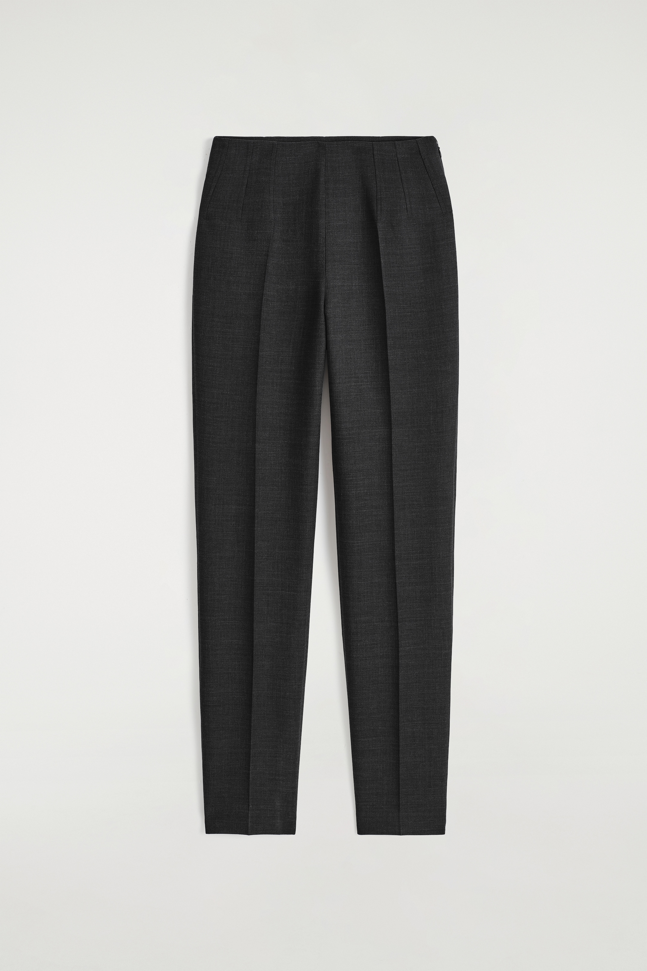 Größeres Bild anzeigen: Eine dunkelgraue Hose wird VORNE präsentiert, die eine schlanke, verlängerte Form aufweist. Die Hose zeigt einen taillierten Bund und gepresste Falten entlang jedes Beins, mit einem sauberen Frontverschluss.