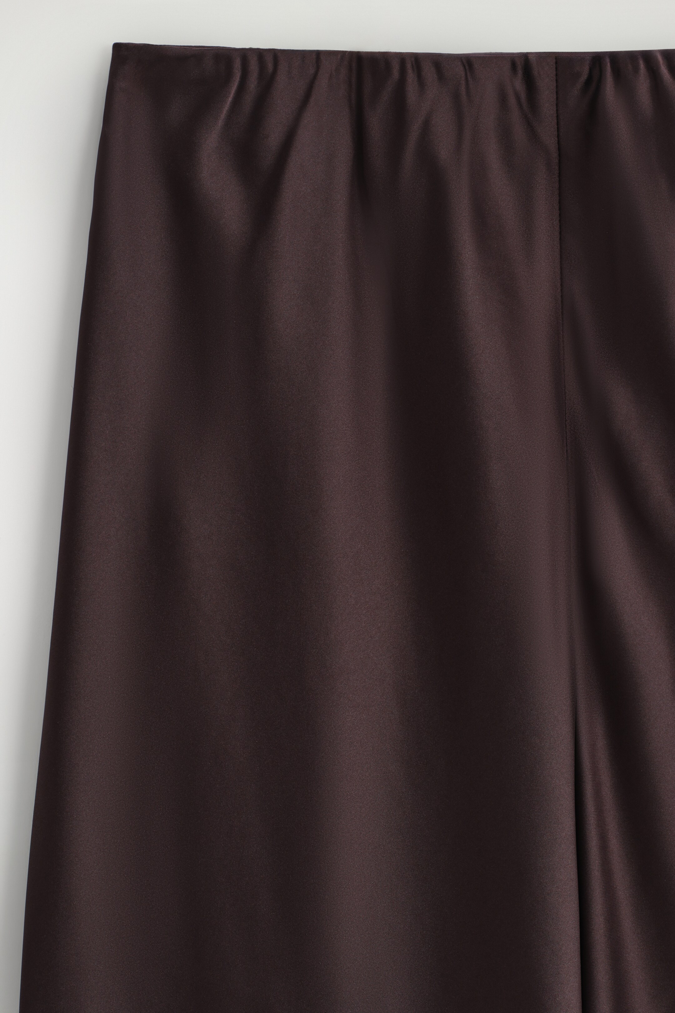 Ver imagen más grande: Pantalones de satén color marrón chocolate presentan una cintura elástica con frunces visibles.