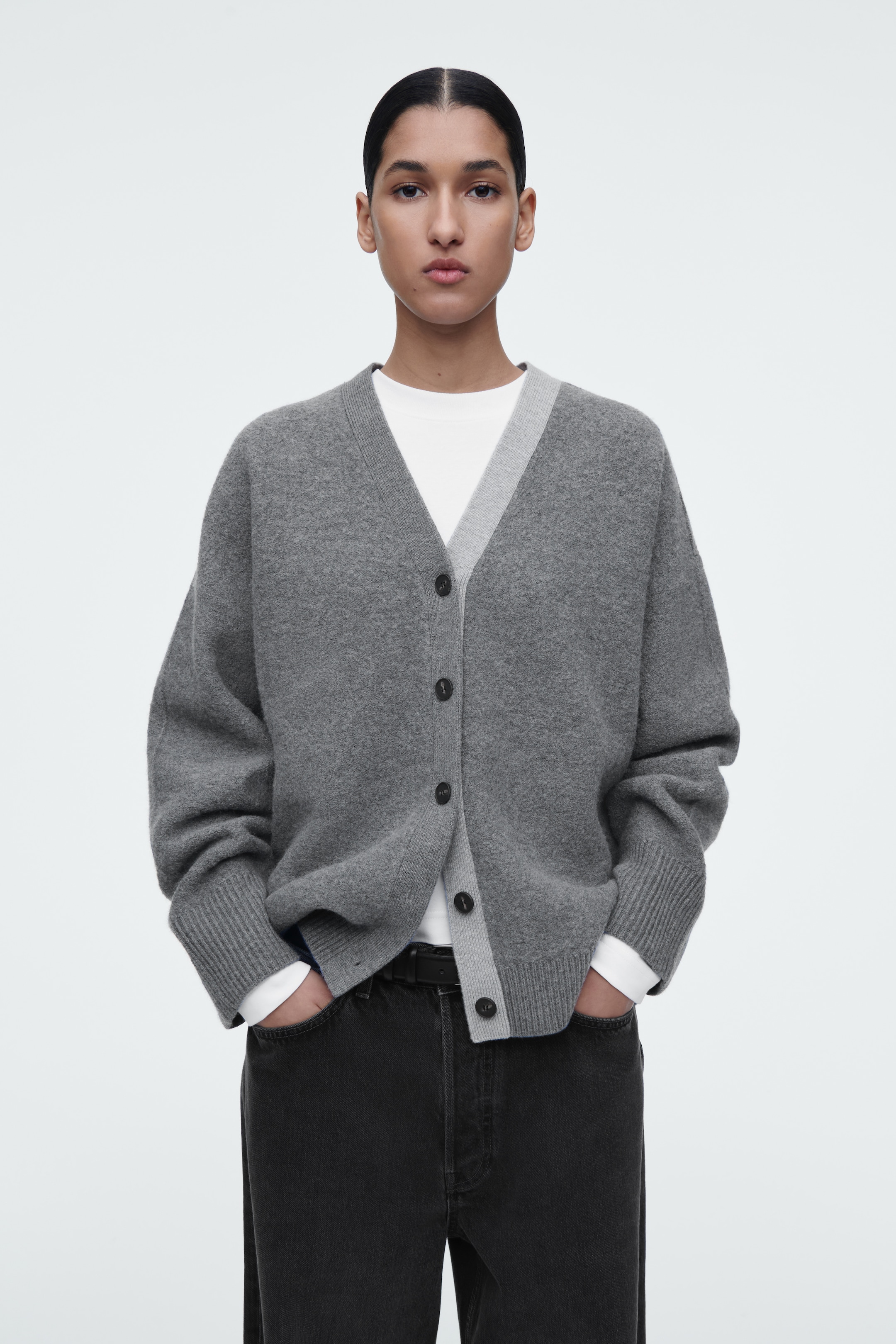 Agrandir l'image: CARDIGAN À ENCOLURE EN V EN LAINE COLOUR-BLOCK - GRIS - FEMME | H&M CH 1