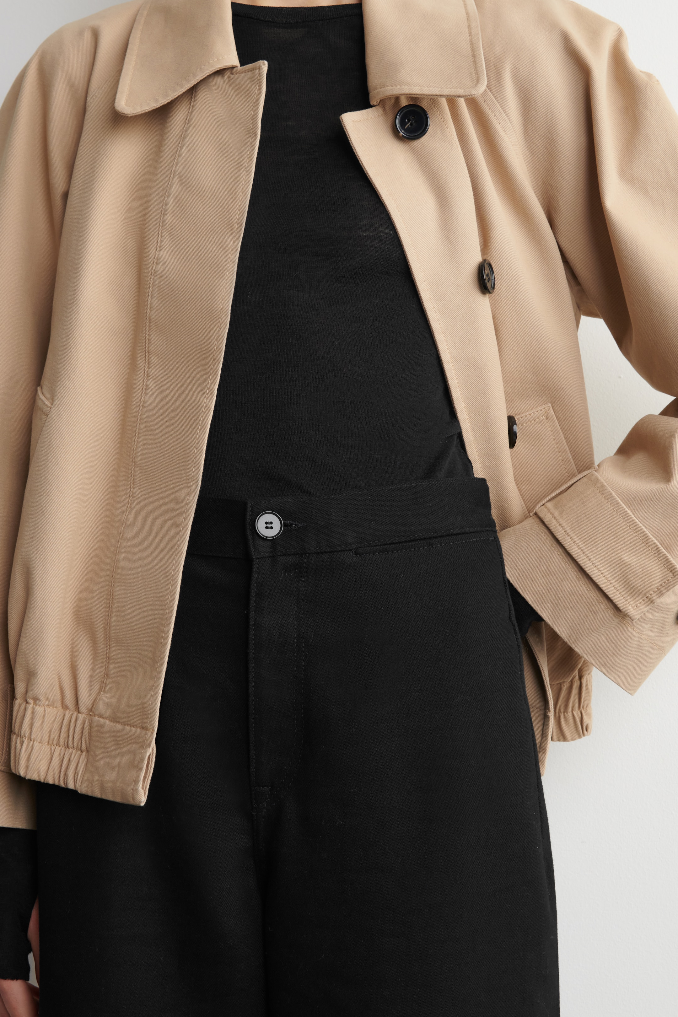 Größeres Bild anzeigen: VERKÜRZTE HOSE AUS DENIM MIT WEITEM BEIN - SCHWARZ - Ladies | H&M AT 2