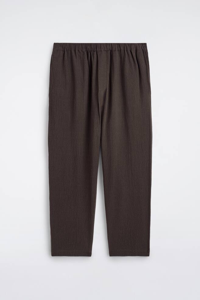 HOSE AUS SEERSUCKER MIT SCHMAL ZULAUFENDEM BEIN - BRAUN - 1