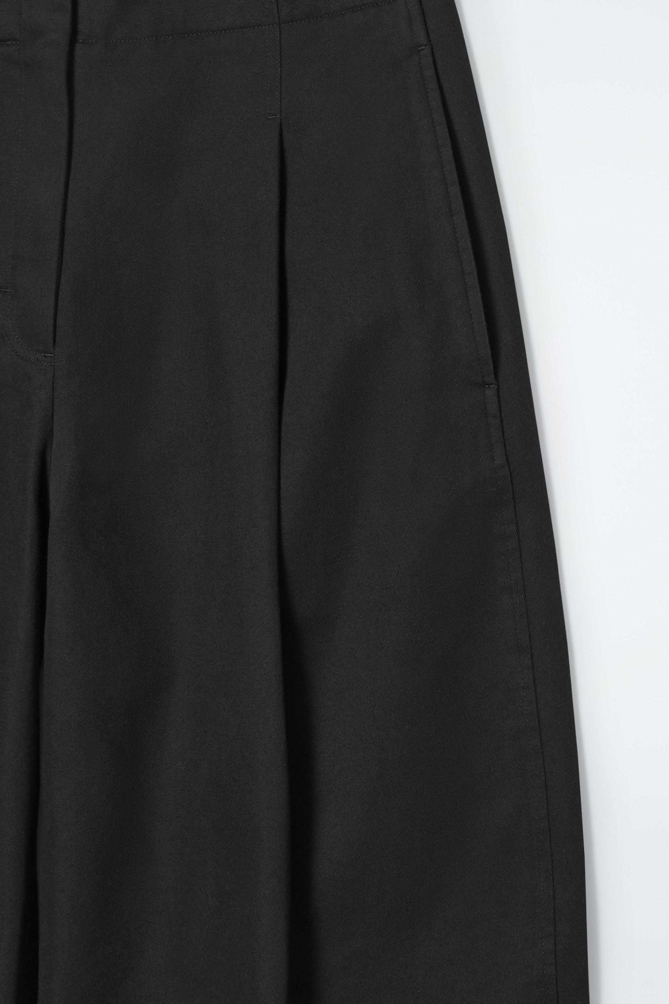 PLEATED BARREL-LEG CHINOS