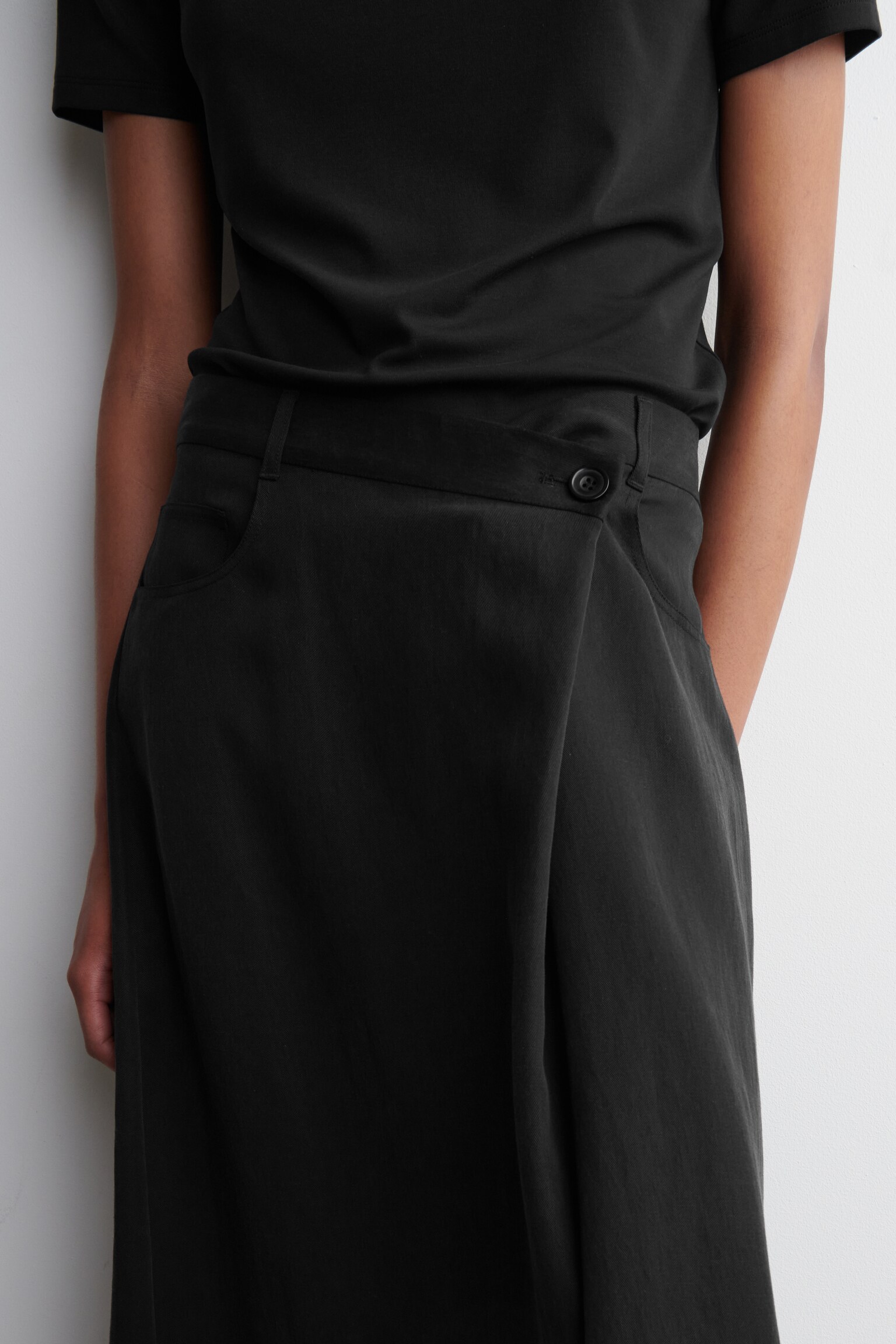 FALDA MIDI FLUIDA ASIMÉTRICA - NEGRO - 3