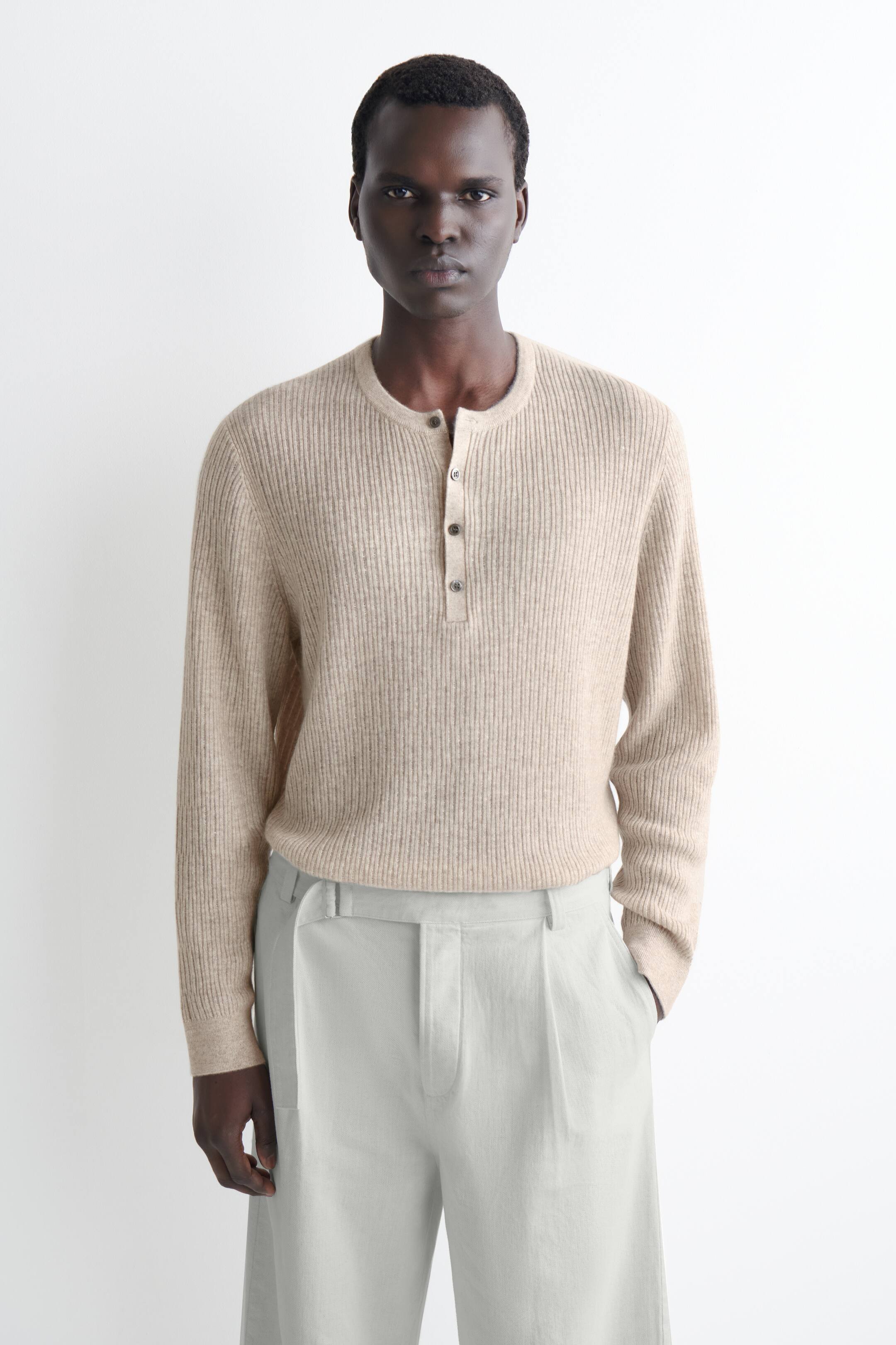 Visualizza l'immagine ingrandita: HENLEY-OBERTEIL AUS KASCHMIR-LEINEN-MIX - BEIGE MELIERT - UOMO | H&M CH 1