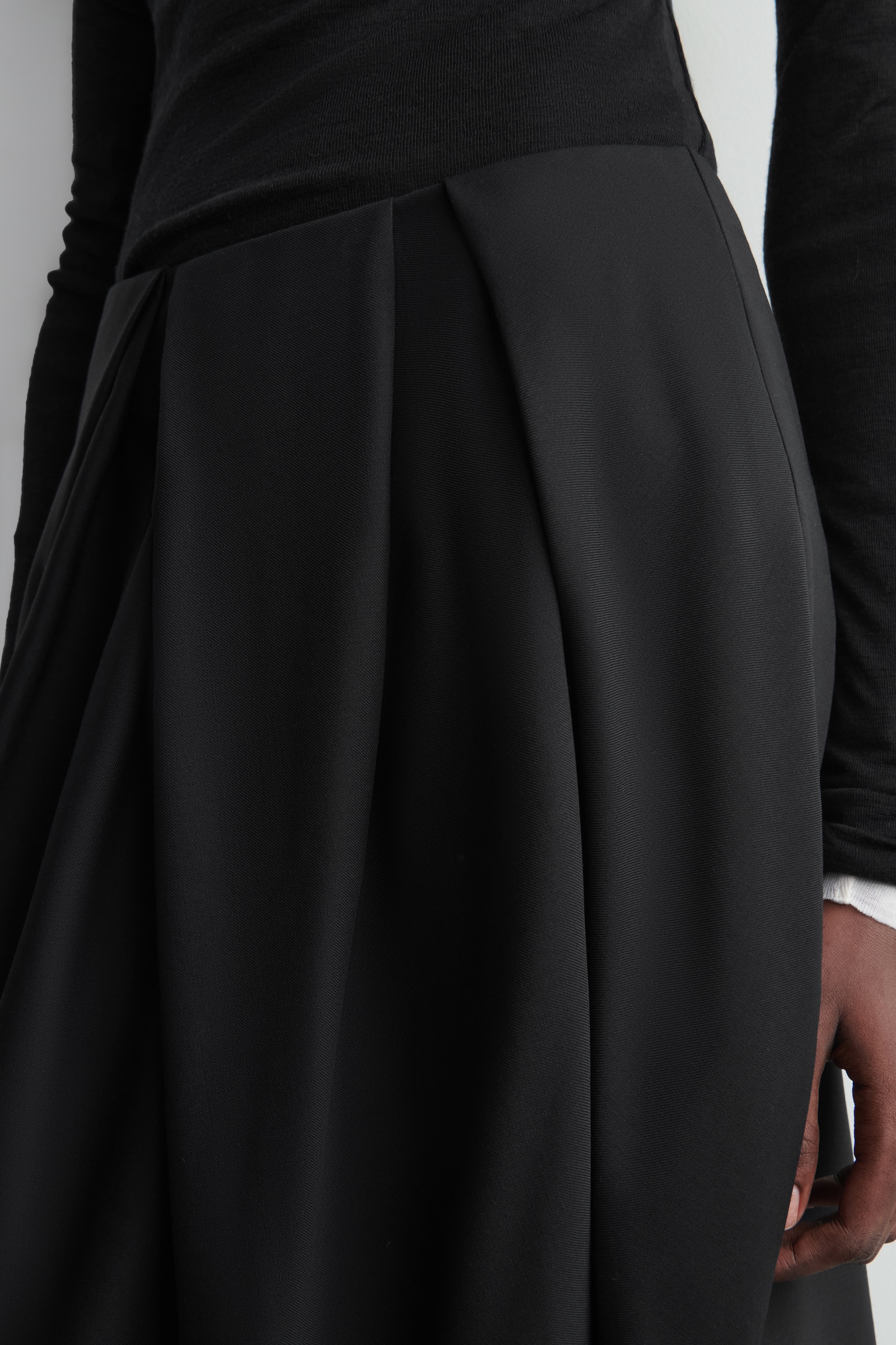 FUSTĂ MIDI TULIPAN DIN LÂNĂ PLISATĂ - NEGRU - 5