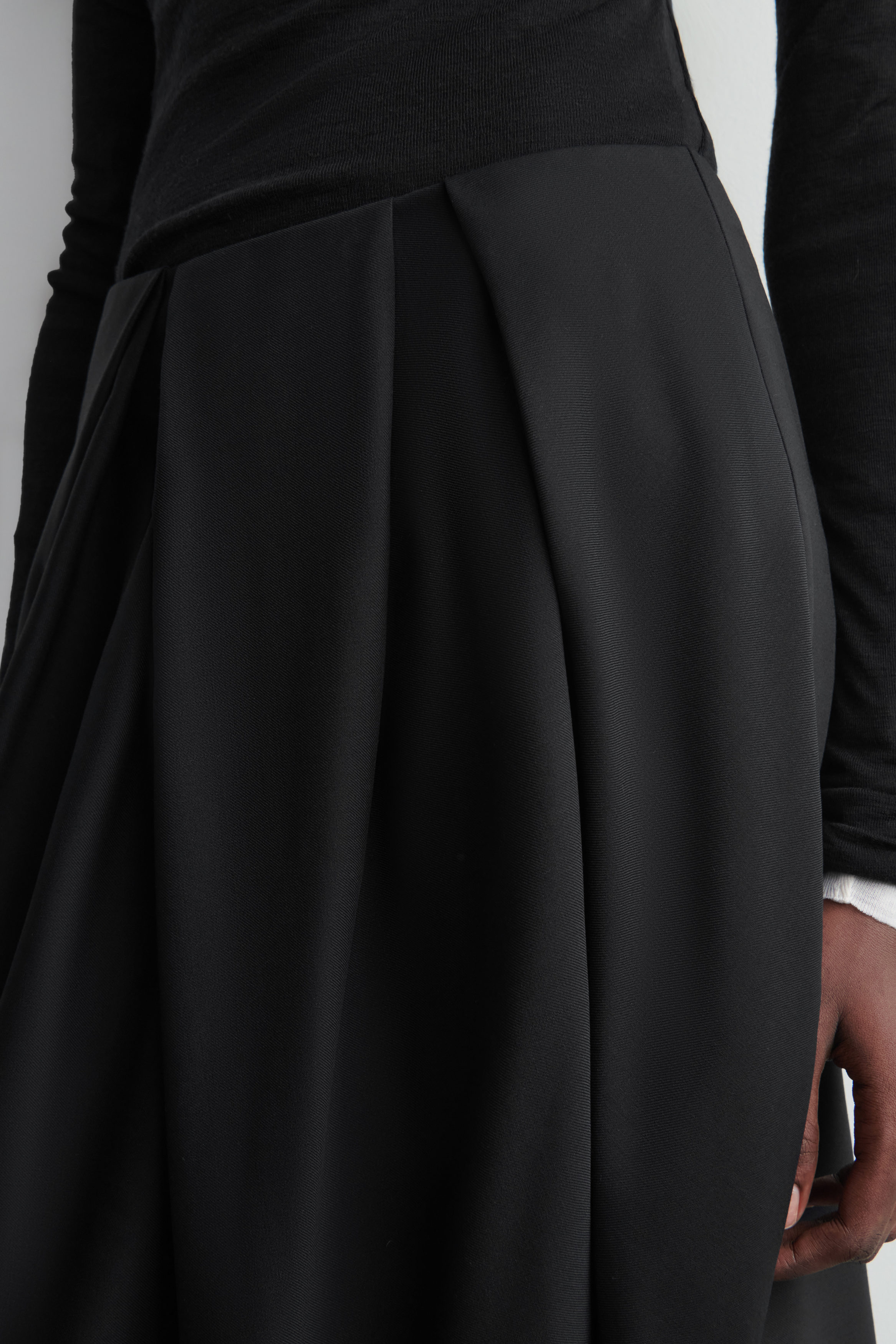 BLOCK JQ TRICOT SKIRT ブラック　Lサイズ PLEATED WOOL MIDI TULIP SKIRT - BLACK | COS CA