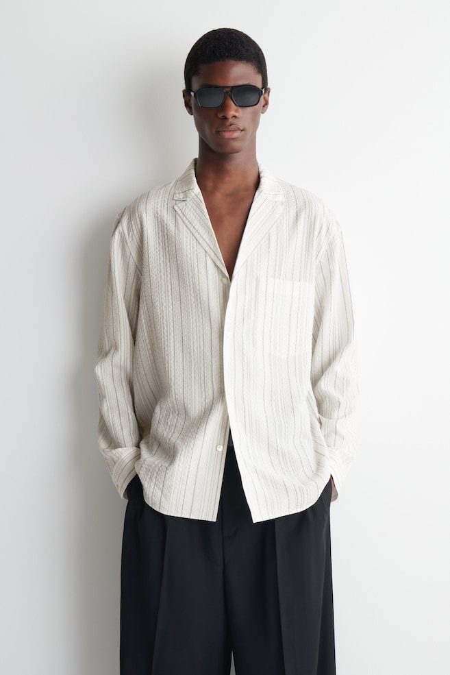 STRIPED TEXTURED CAMP-COLLAR SHIRT — WHITE / STRIPED