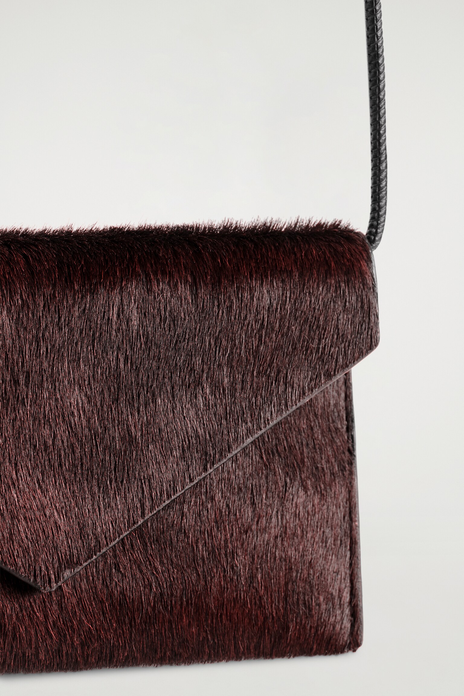 BOLSO PARA TELÉFONO - PIEL 'PONY HAIR' - MARRÓN OSCURO - 3