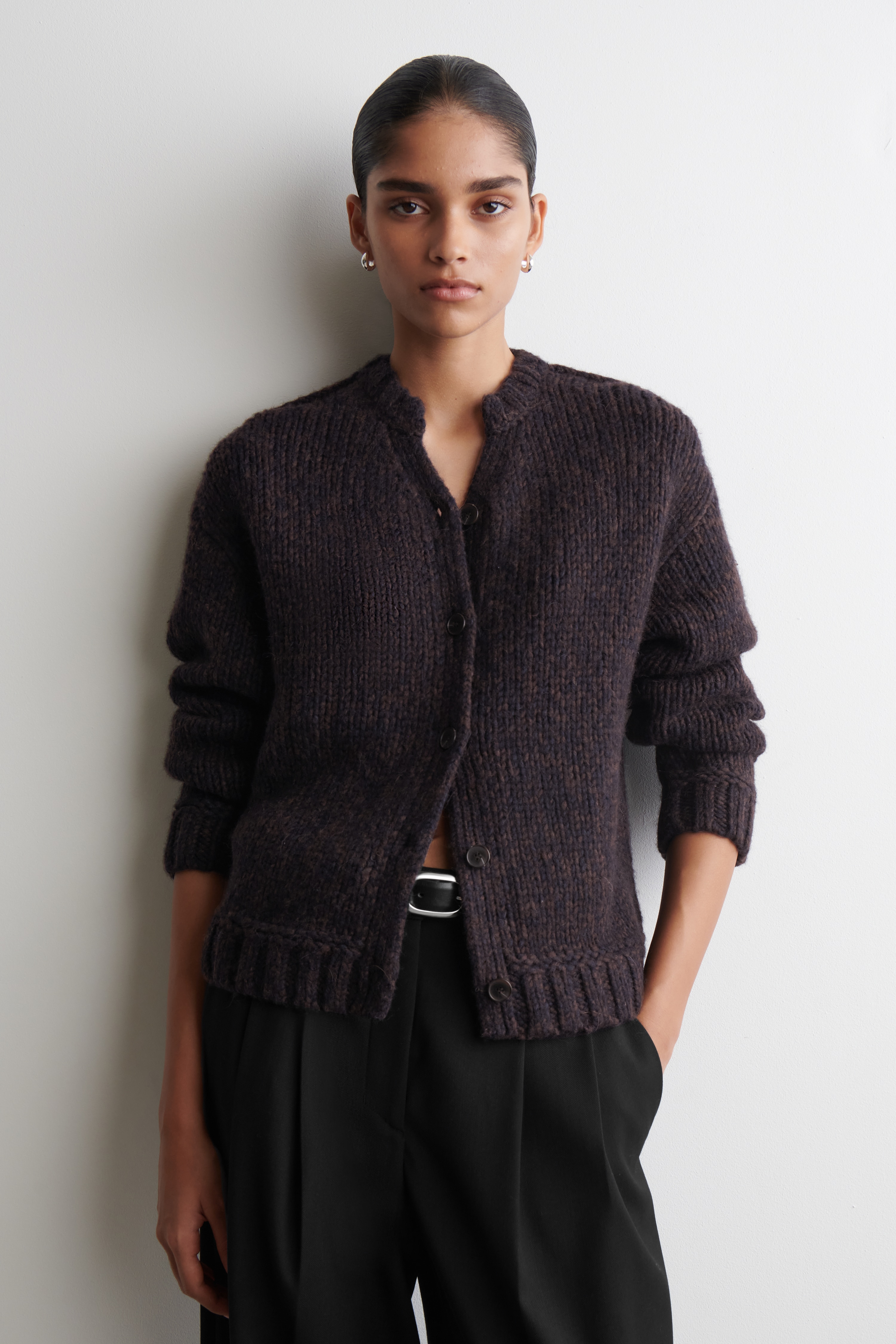 FLECKED CHUNKY WOOL-ALPACA CARDIGAN - BROWN / NAVY/VELBLOUDÍ / ECRU