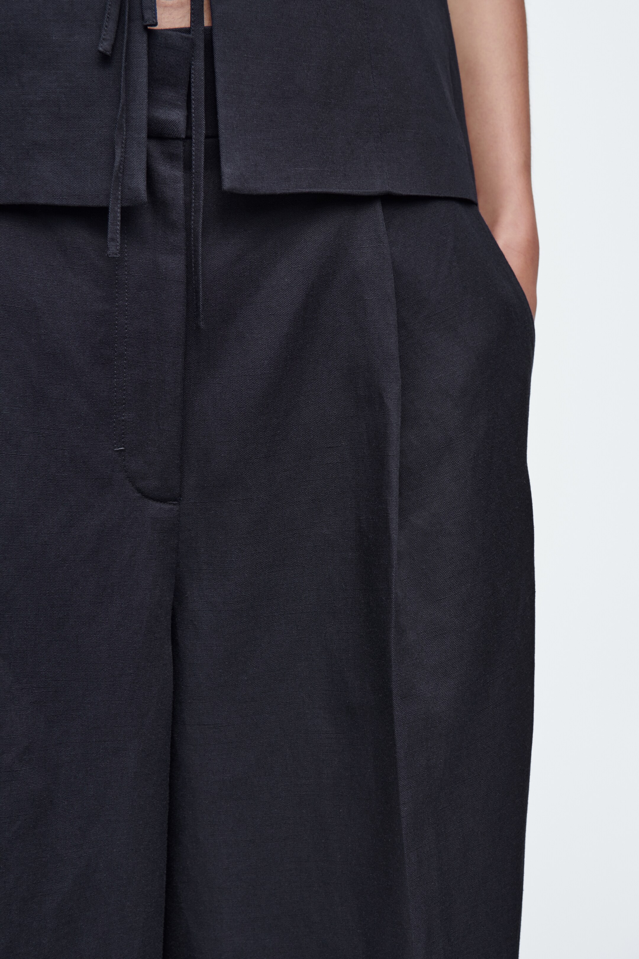 Vezi imaginea mai mare: PANTALONI LEJERI DIN AMESTEC DE IN - BLEUMARIN - FEMEI | H&M RO 4