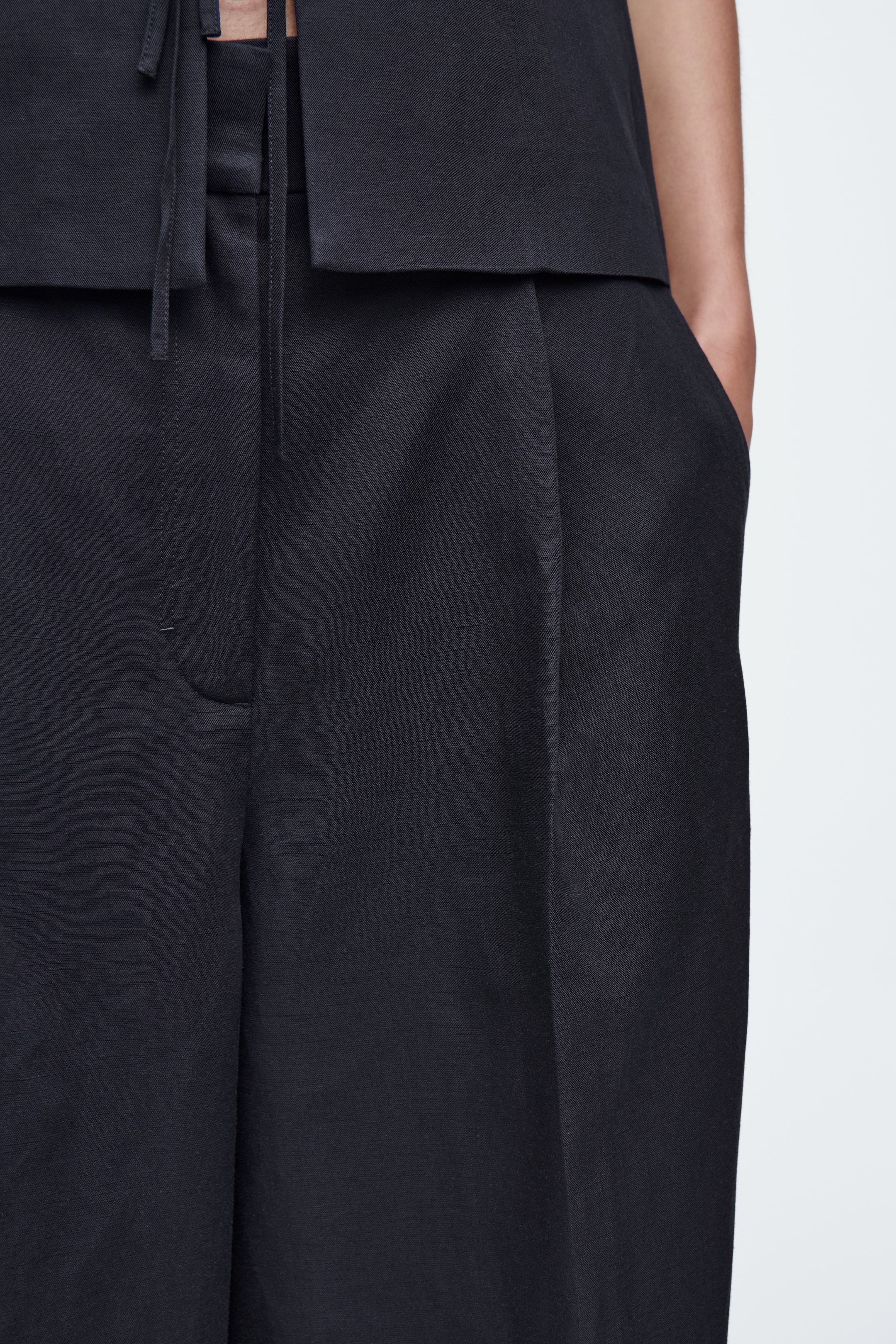 Agrandir l'image: PANTALON LARGE EN LIN MÉLANGÉ DÉCONTRACTÉ - BLEU MARINE - FEMME | H&M CH 4