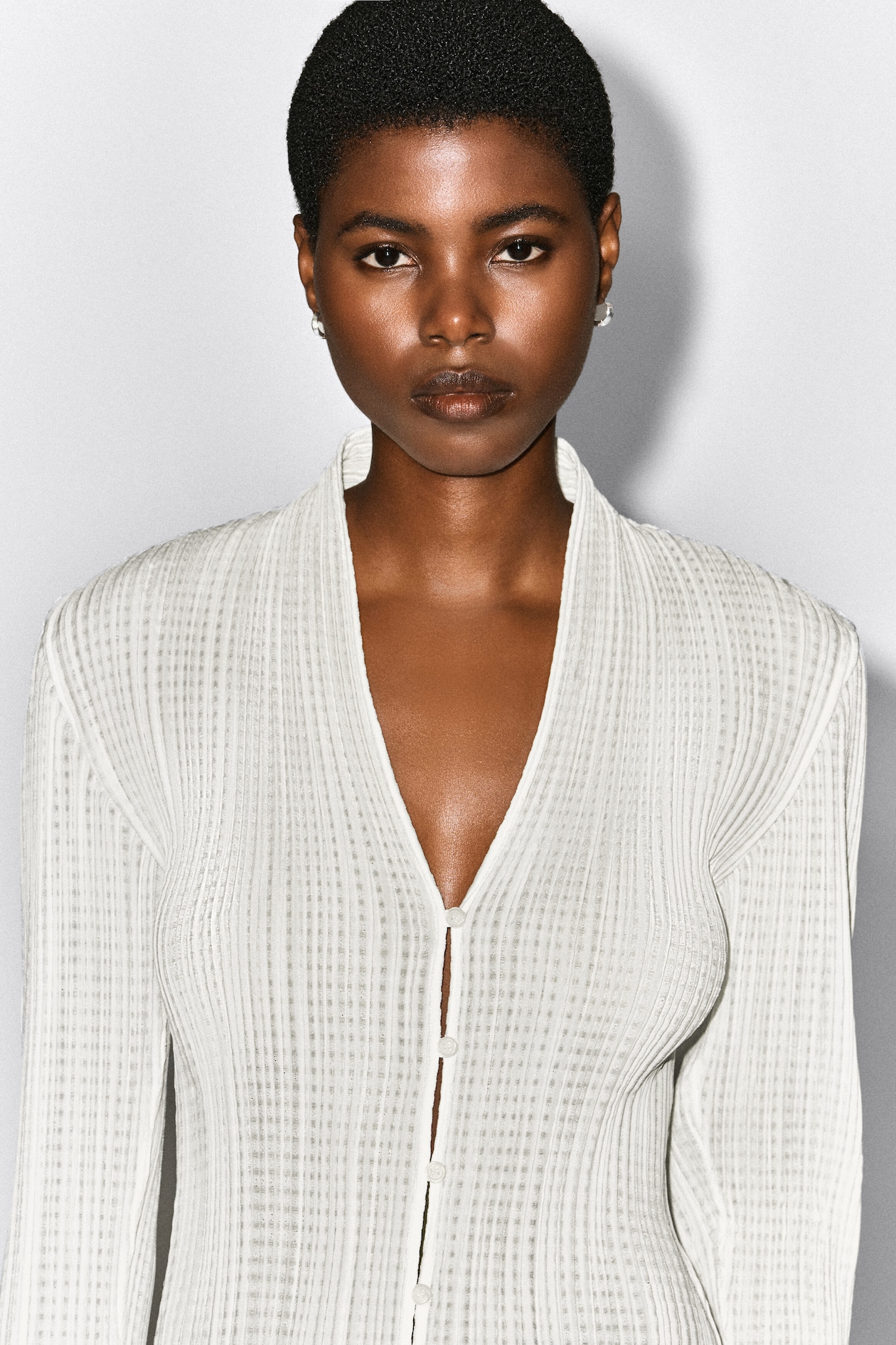 PLEATED JACQUARD CARDIGAN — WHITE