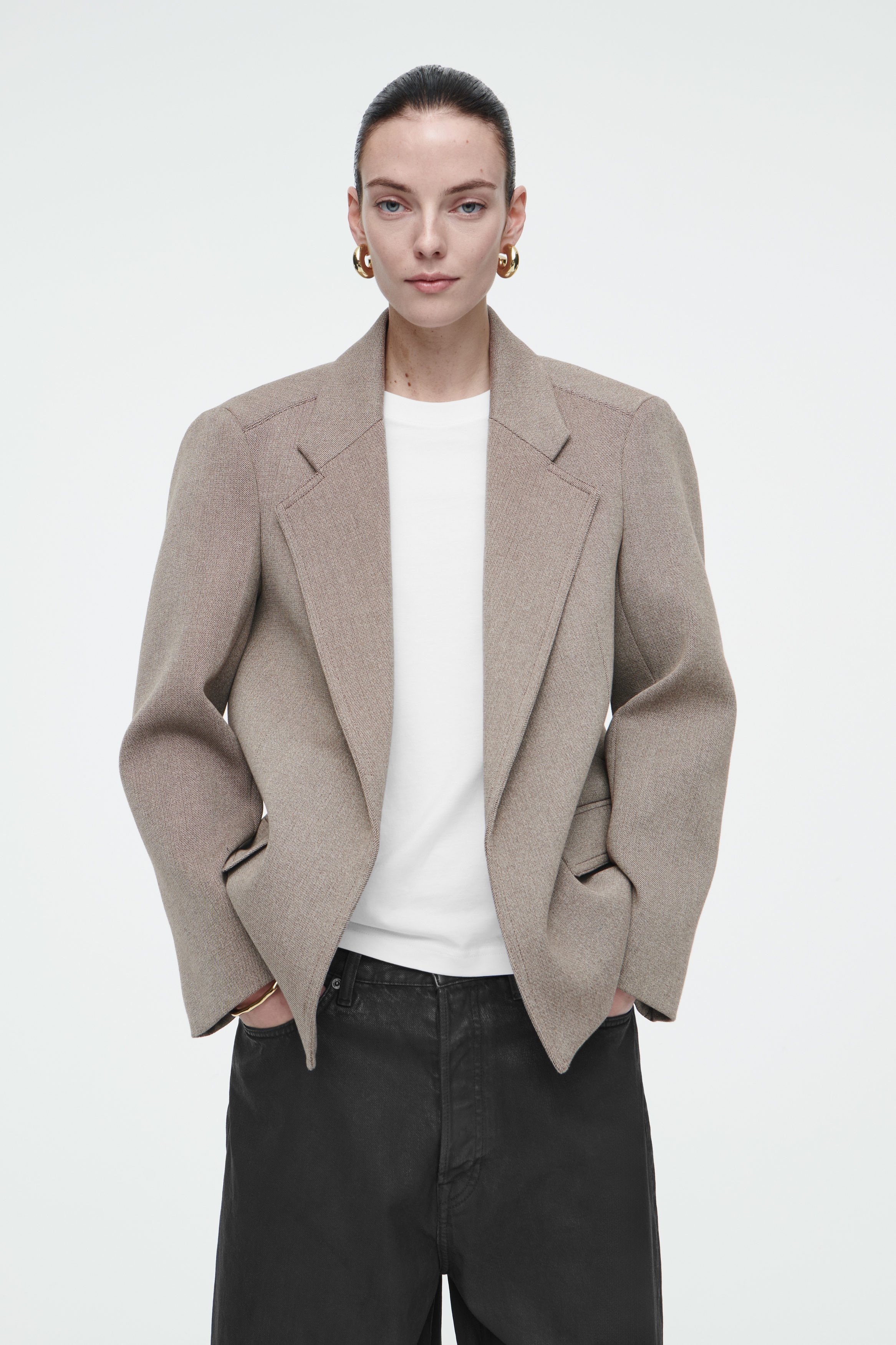 COS | オーバーサイズ エグザジェレイテッドショルダーブレザー OVERSIZED EXAGGERATED-SHOULDER BLAZER - BROWN | COS