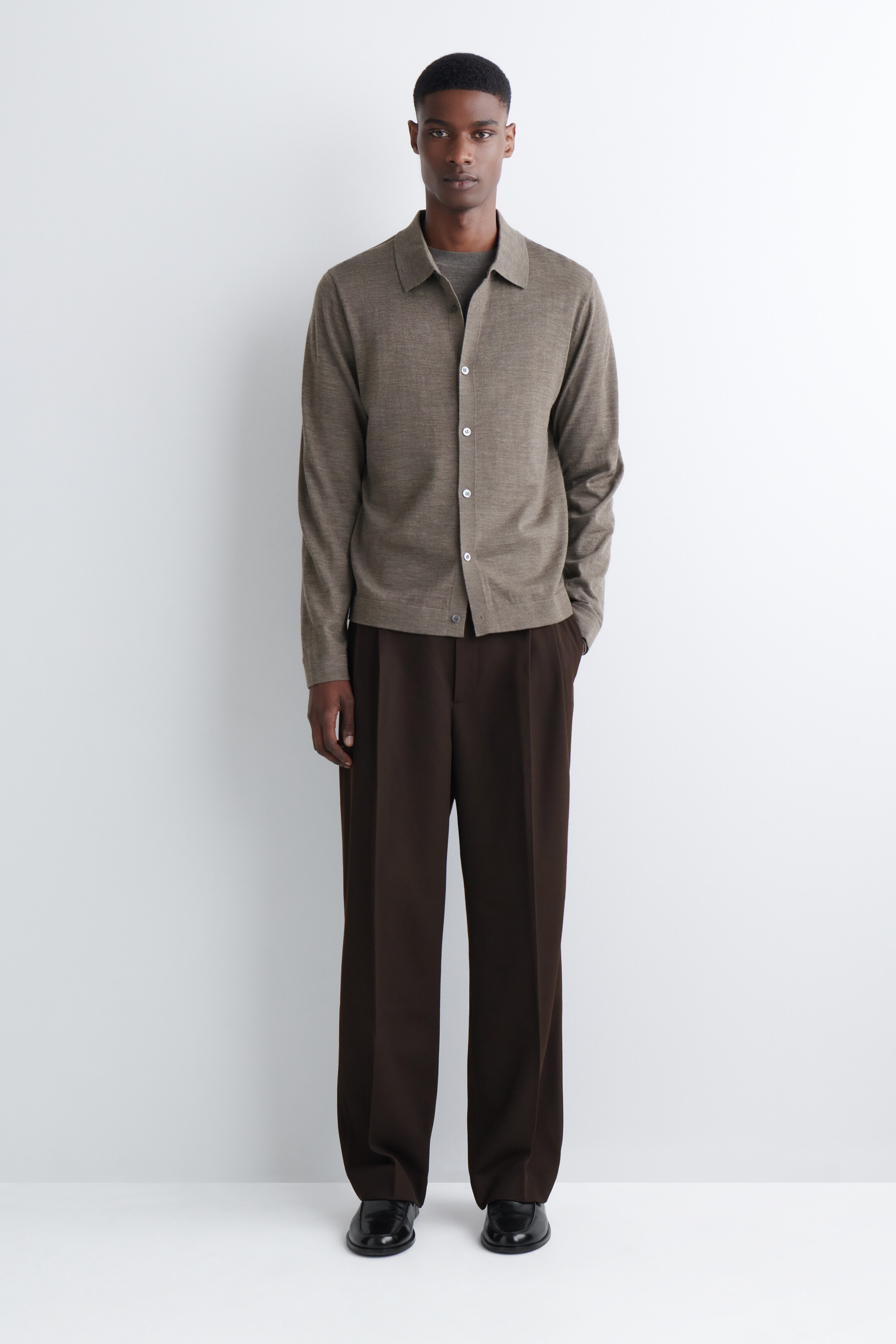 Ver imagen más grande: PLEATED WOOL-BLEND STRAIGHT-LEG TROUSERS - MARRÓN OSCURO - HOMBRE | H&M ES 1