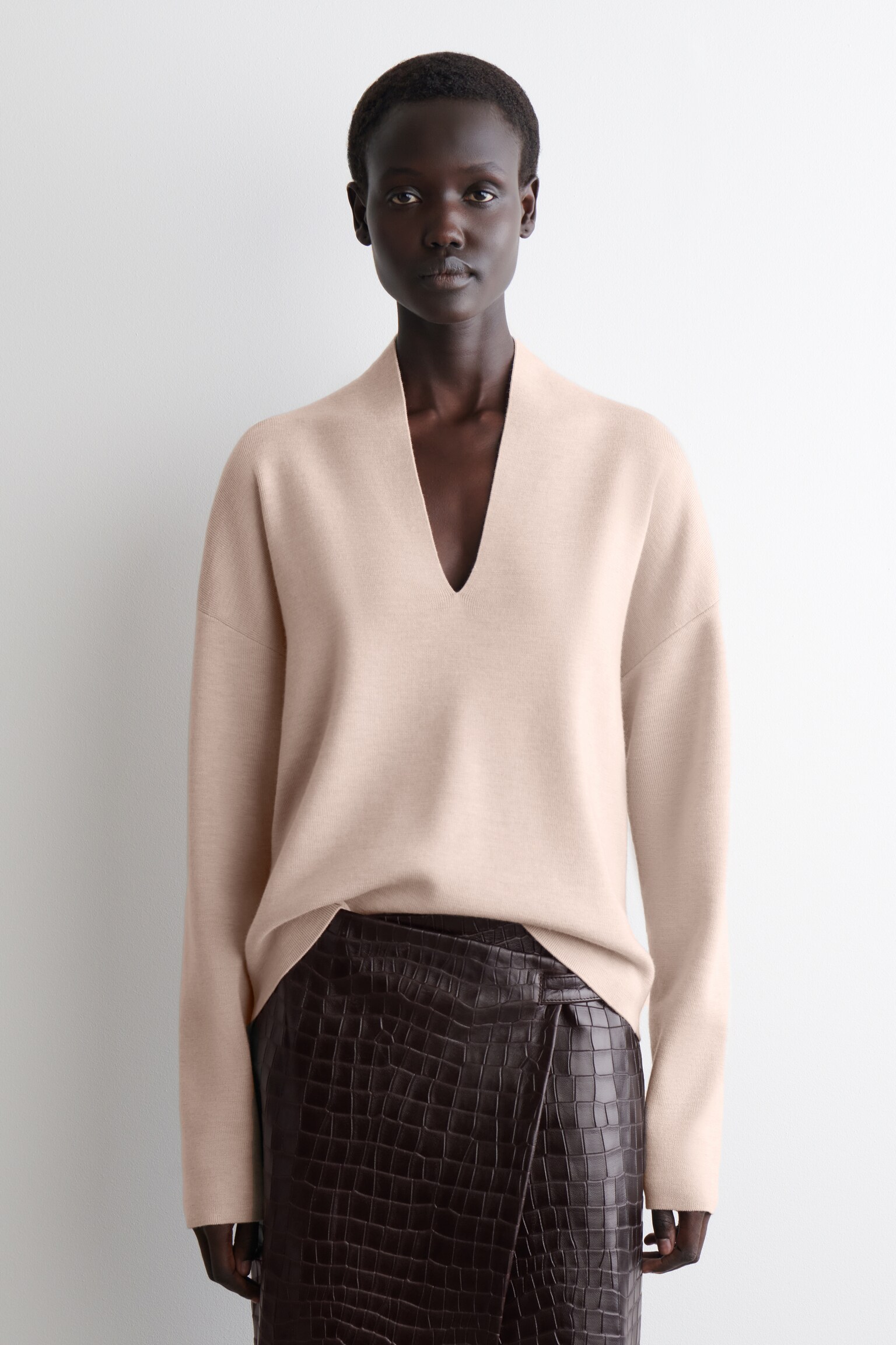 DRAPED MERINO WOOL V-NECK JUMPER - BEIGE MÉLANGE/BLACK/MOLE MÉLANGE