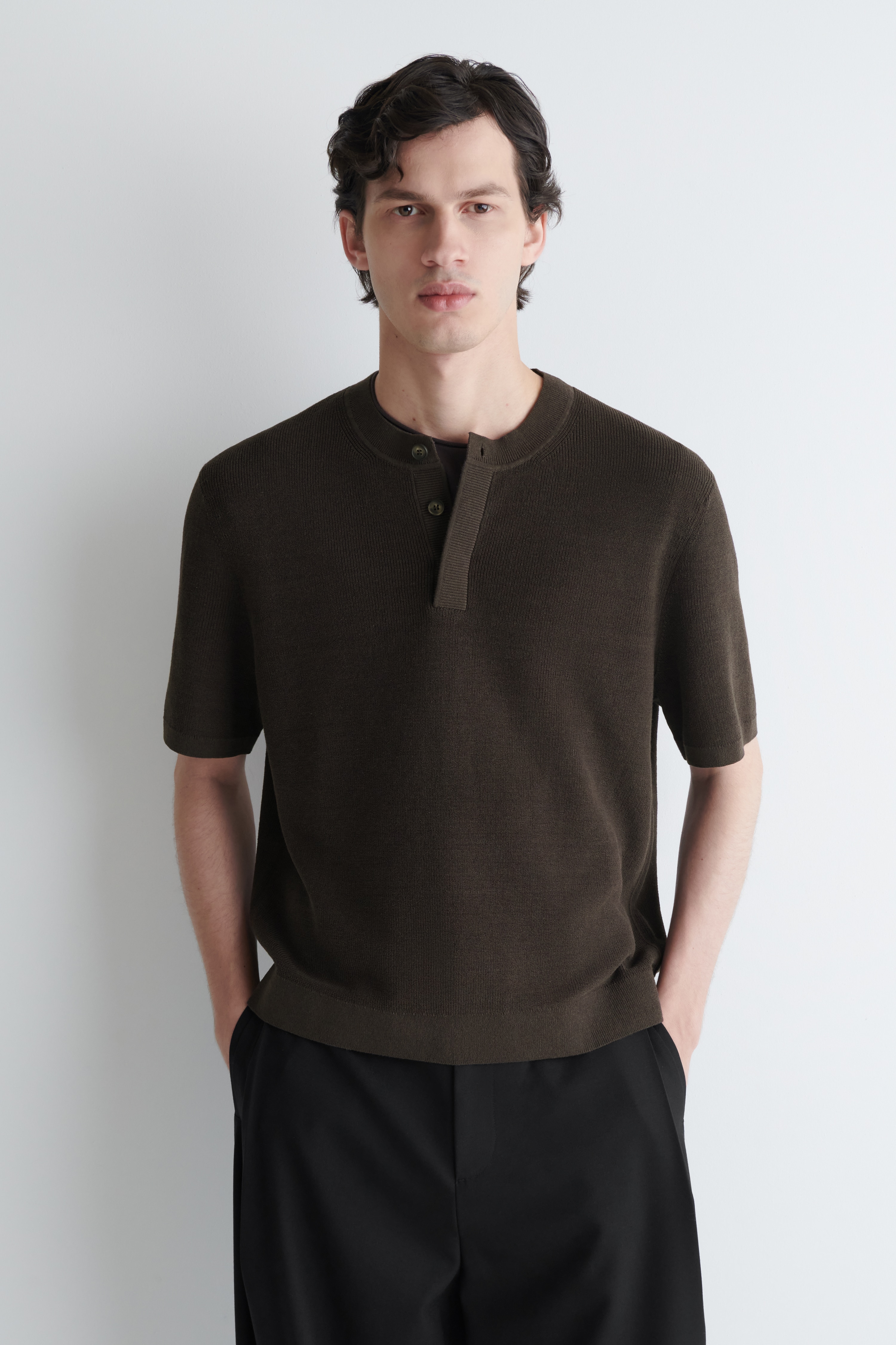 GESTRICKTES HENLEY-T-SHIRT AUS LEINEN - DUNKELBRAUN/CREMEWEISS