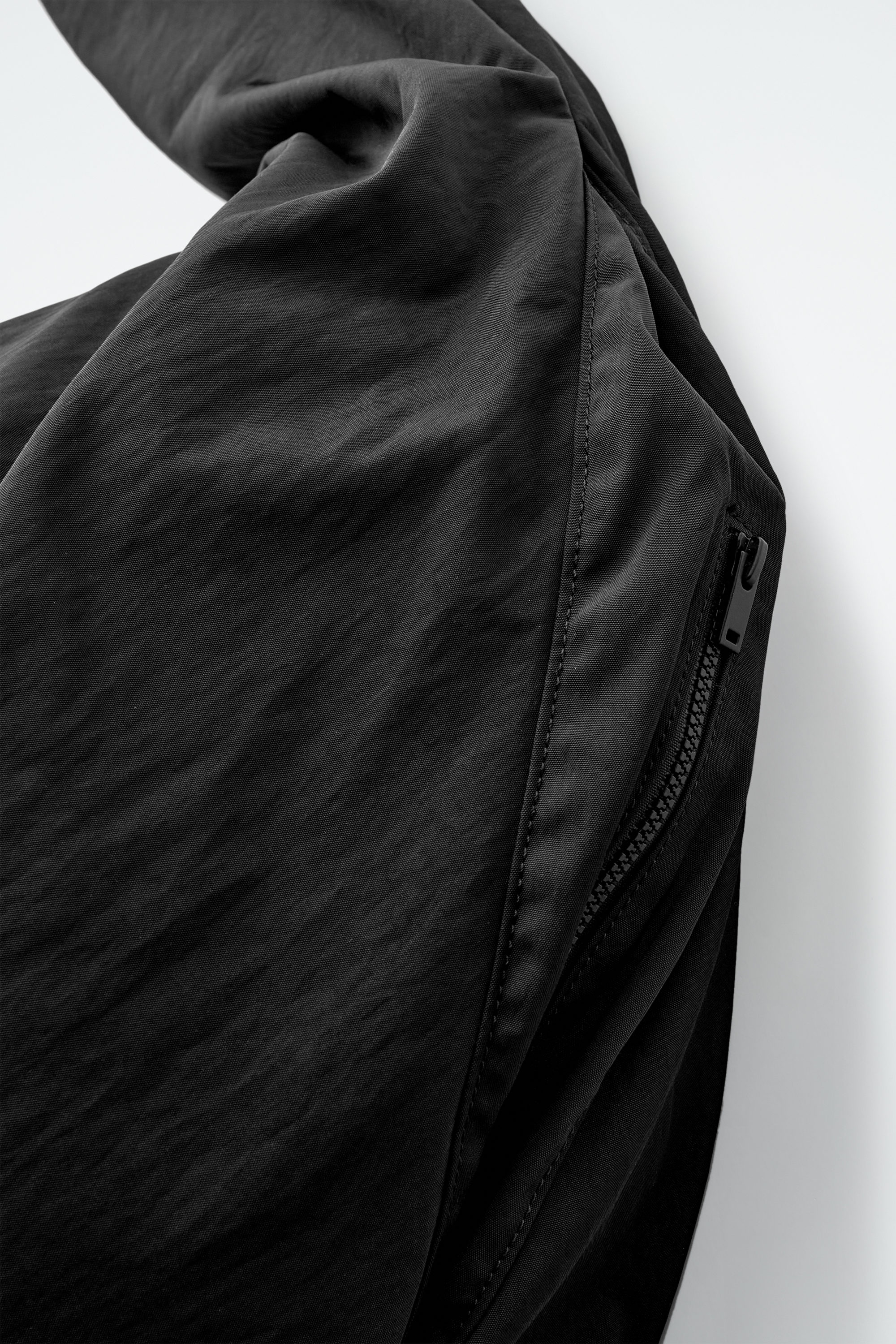 cos kiteバッグ KITE OVERSIZED SHOULDER BAG - NYLON - BLACK | COS