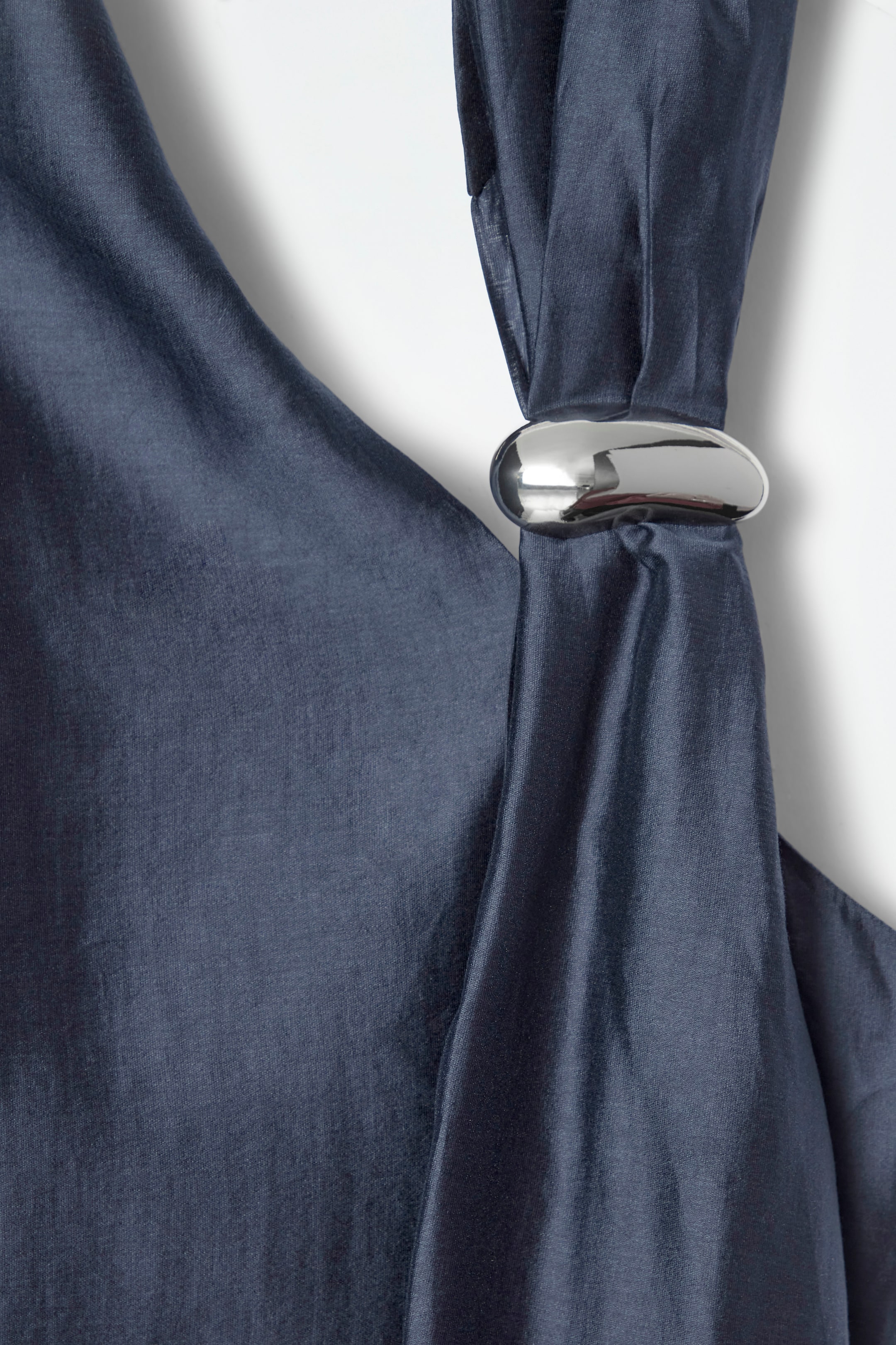 Grösseres Bild ansehen: ASYMMETRISCHES MAXIKLEID MIT BROSCHE - Dunkelblau - DAMEN | H&M CH 2