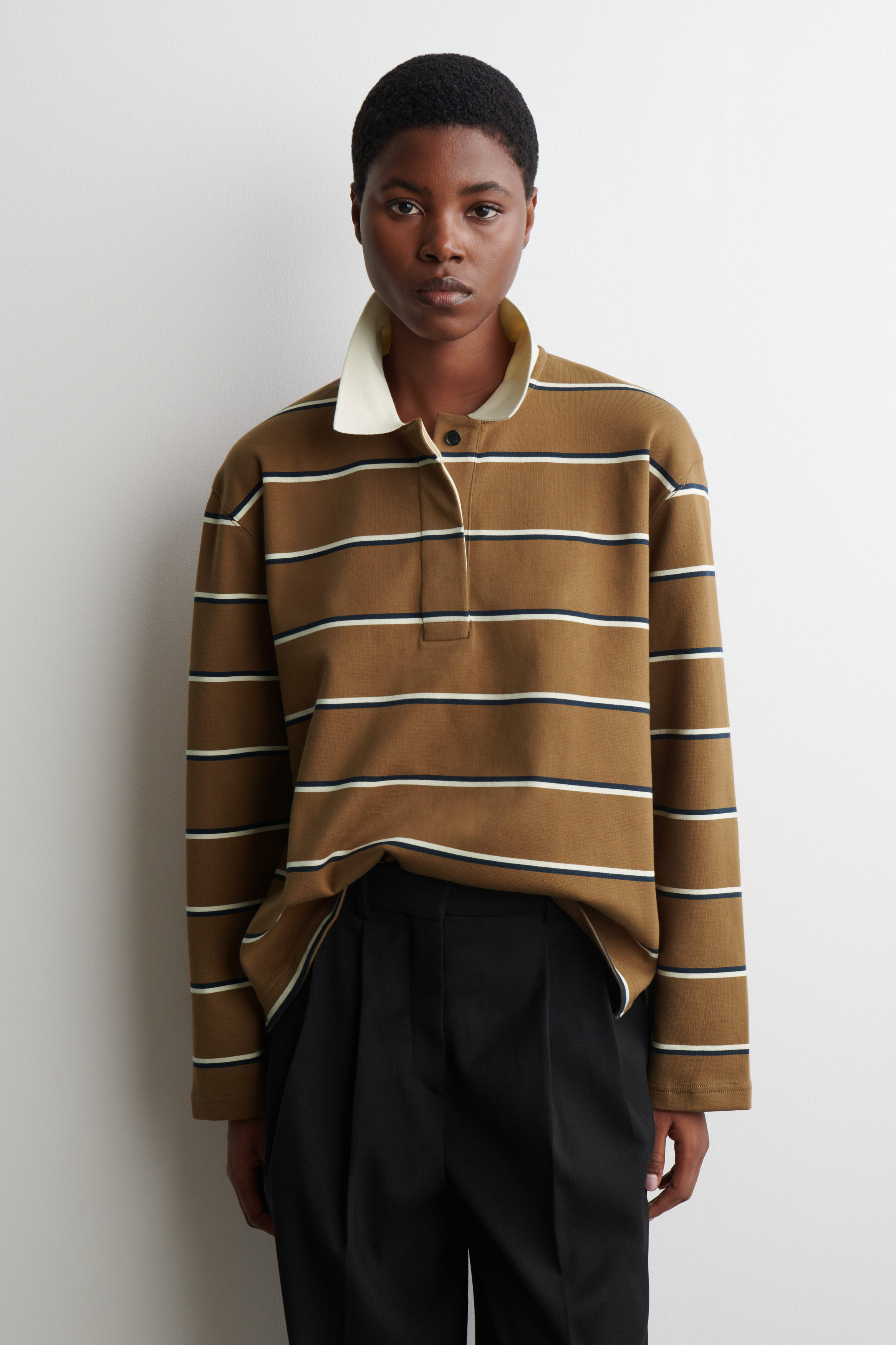 STRIPED LONG-SLEEVED POLO SHIRT - BROWN / STRIPED | COS