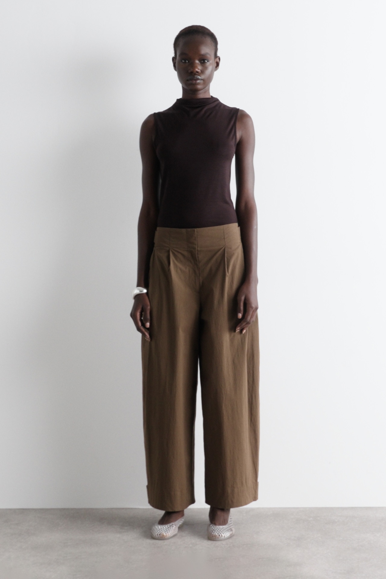 新品未使用完売品【COS】BARREL-LEG COTTON TROUSERS COTTON BARREL-LEG PANTS - BROWN | COS