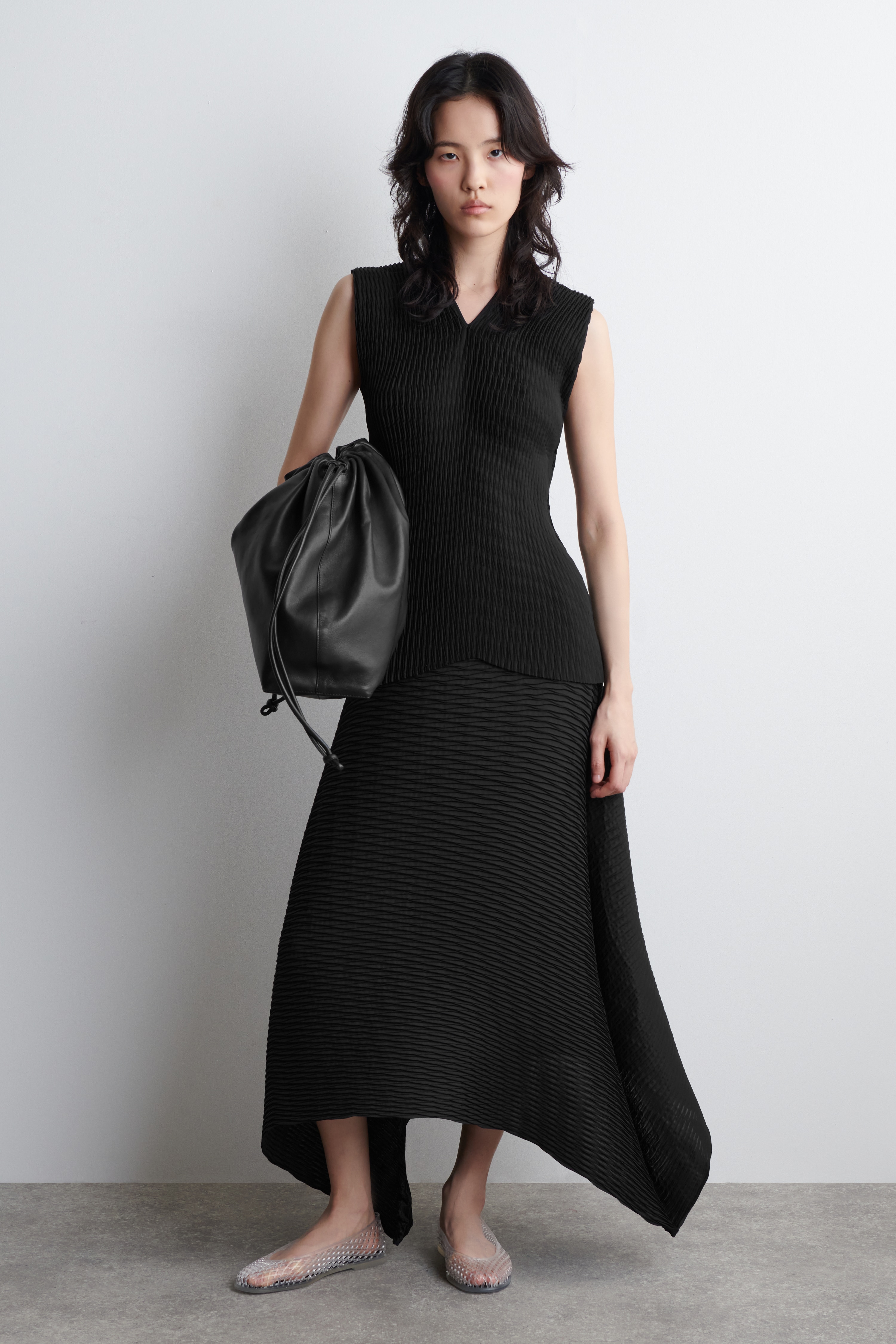 VOLUMINOUS PLEATED MIDI SKIRT - ЧЕРНО