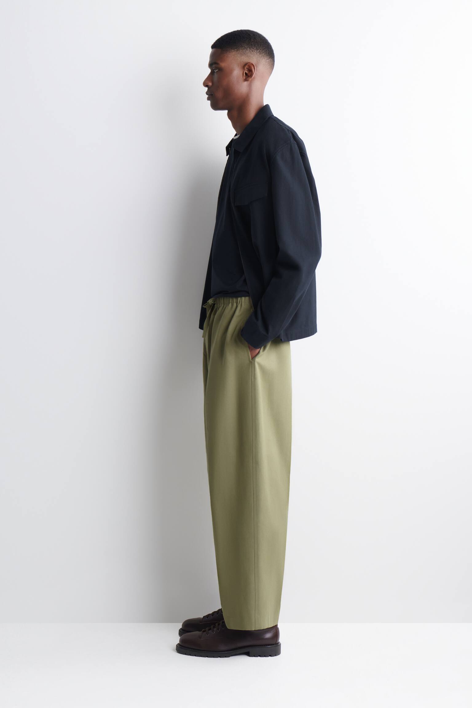 REGULOWANE W PASIE SPODNIE Z NOGAWKAMI TYPU BARREL-KHAKI - 7