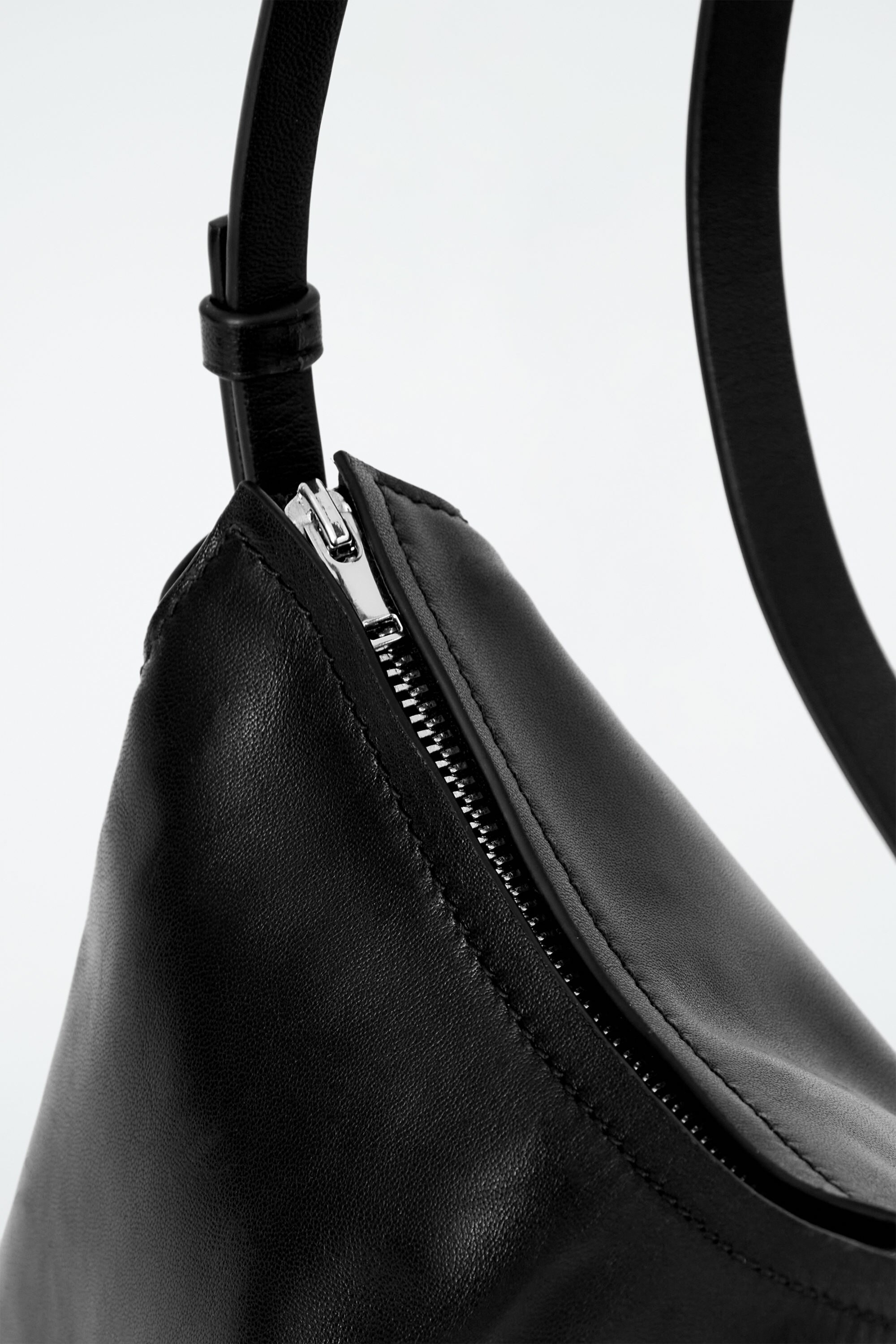 COS TOMEミニクロスボディ レザーバッグ TOME MINI CROSSBODY BAG - LEATHER - BLACK | COS