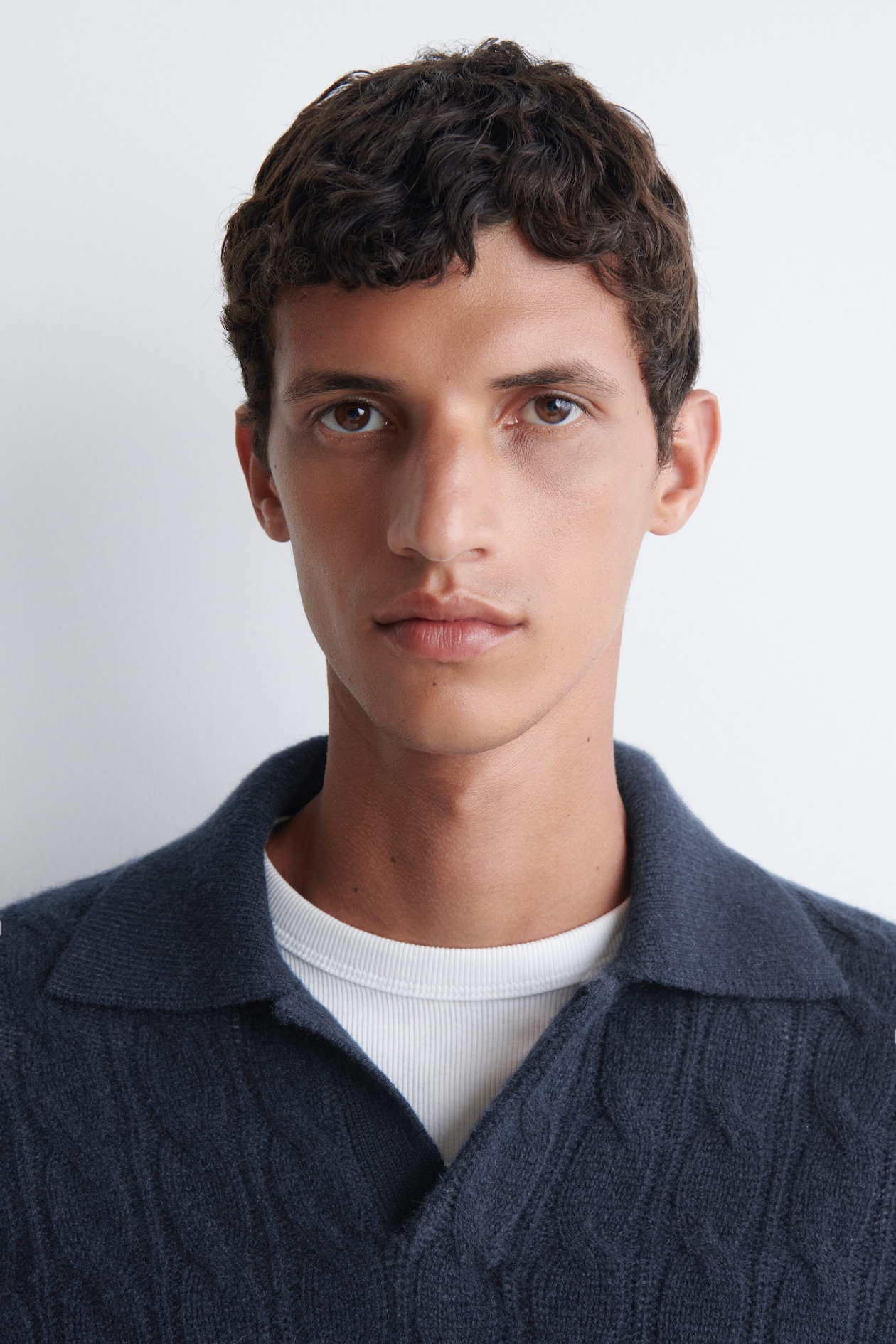 CABLE-KNIT PURE CASHMERE POLO SWEATER — NAVY