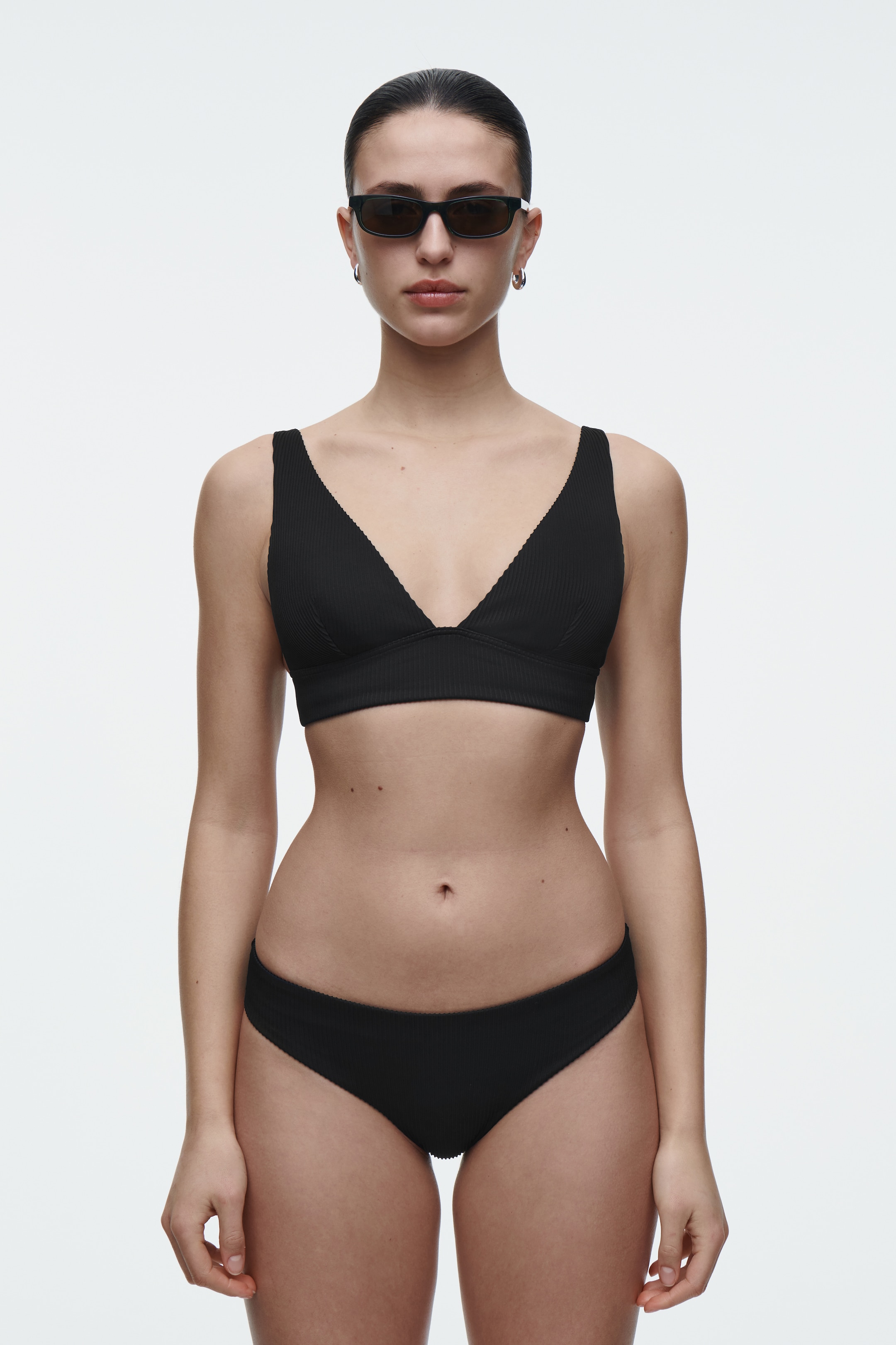 Zobrazit větší obrázek: ŽEBROVANÝ BIKINI TOP - ČERNÁ - ŽENY | H&M CZ 1