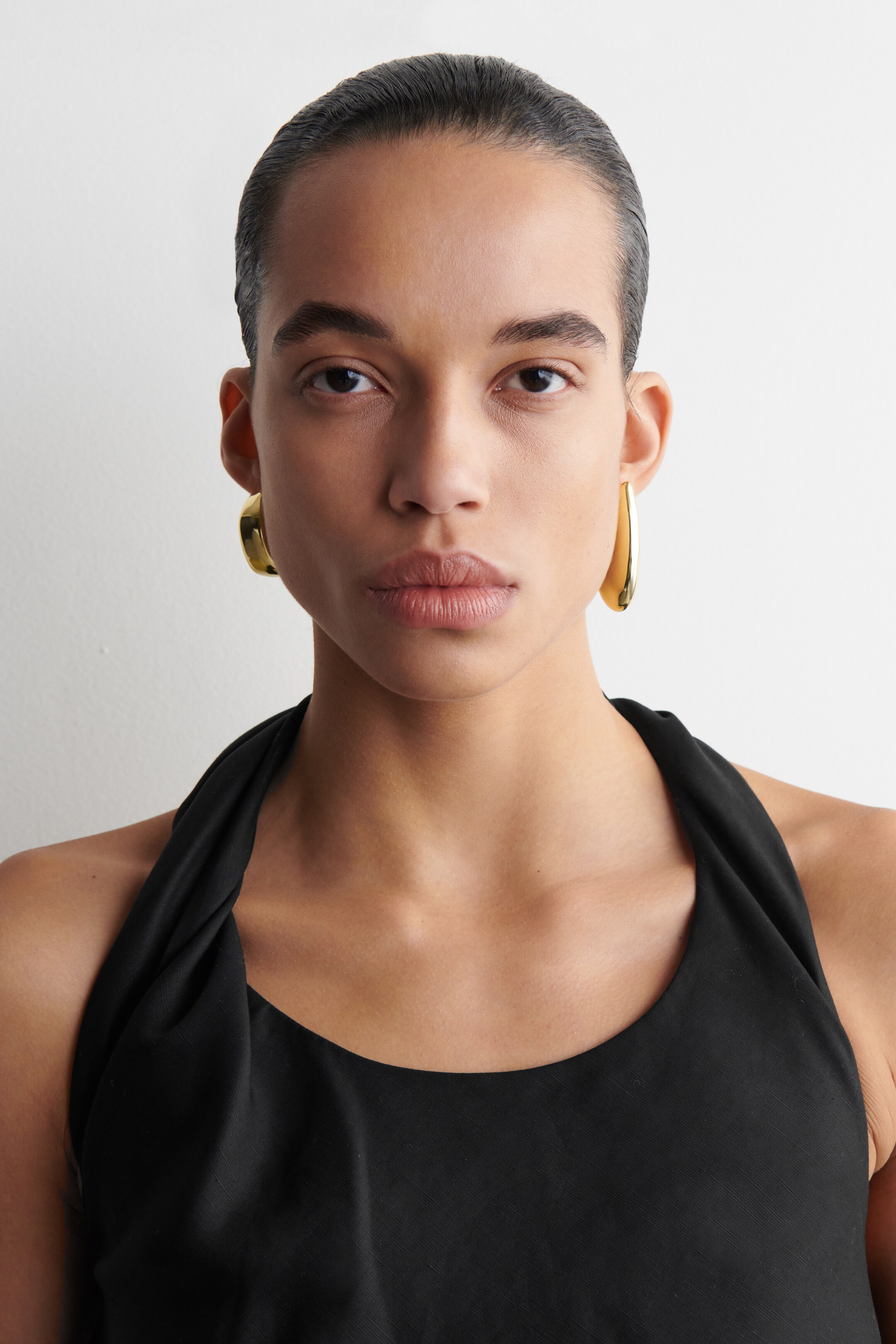 Zobrazit větší obrázek: MISMATCHED PEBBLE EARRINGS - ZLATÁ - ŽENY | H&M CZ 1