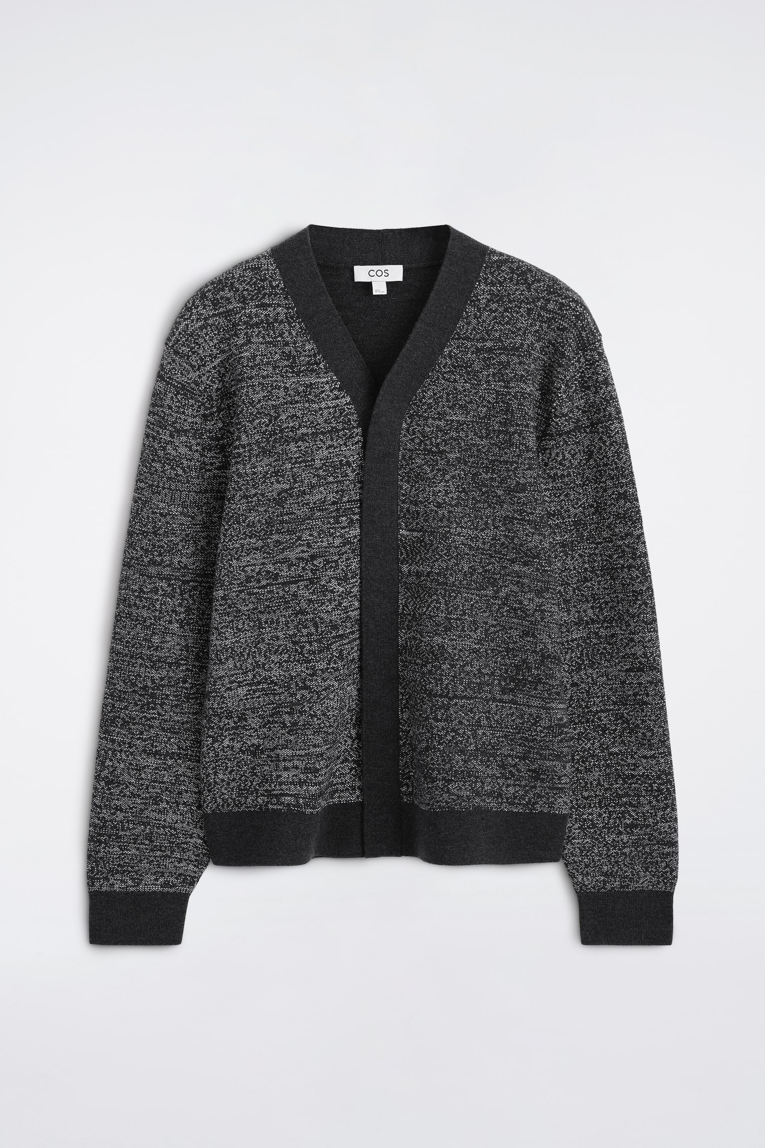 Ce cardigan en maille est présenté de face, avec un motif chiné texturé gris et noir. Il met en valeur un profond col en V, agrémenté dâune bordure unie gris charbon qui se prolonge le long de lâouverture sur le devant, complétée par des poignets et un ourlet côtelés assortis. - 1